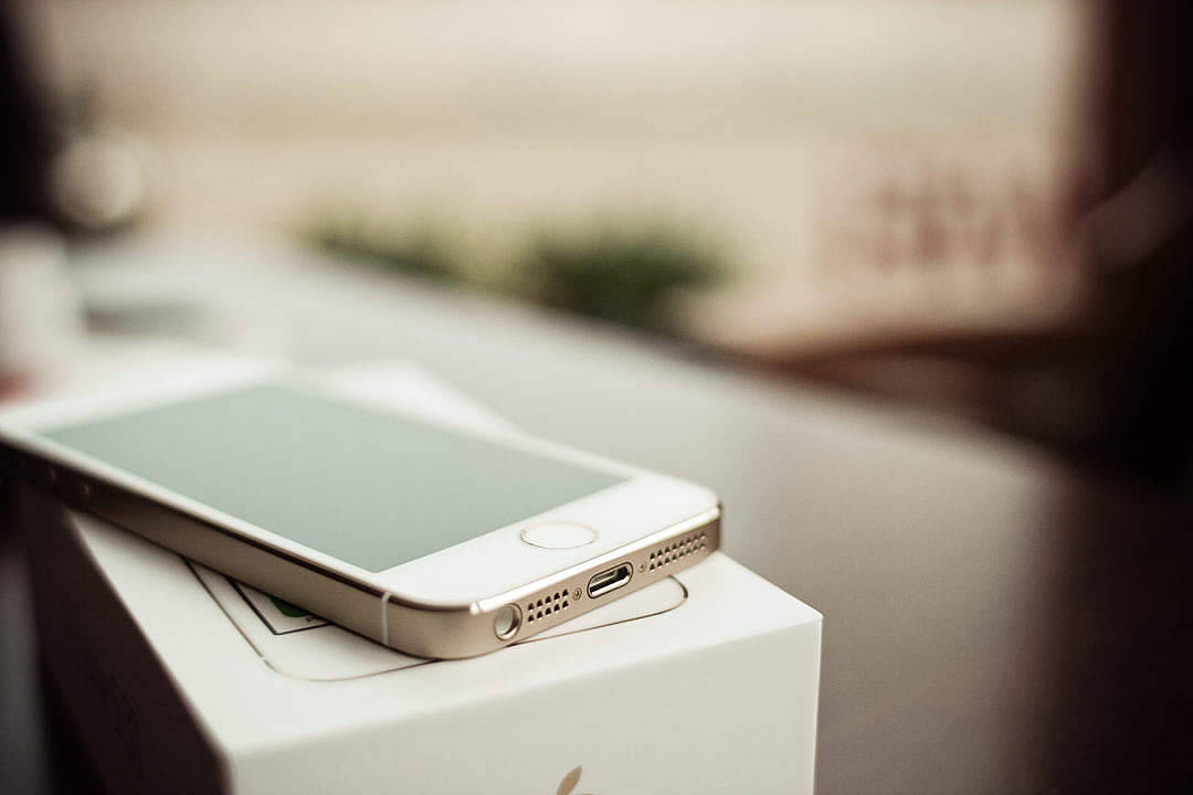 Original iPhone 5, silver, white box, SD Desktop Wallpaper