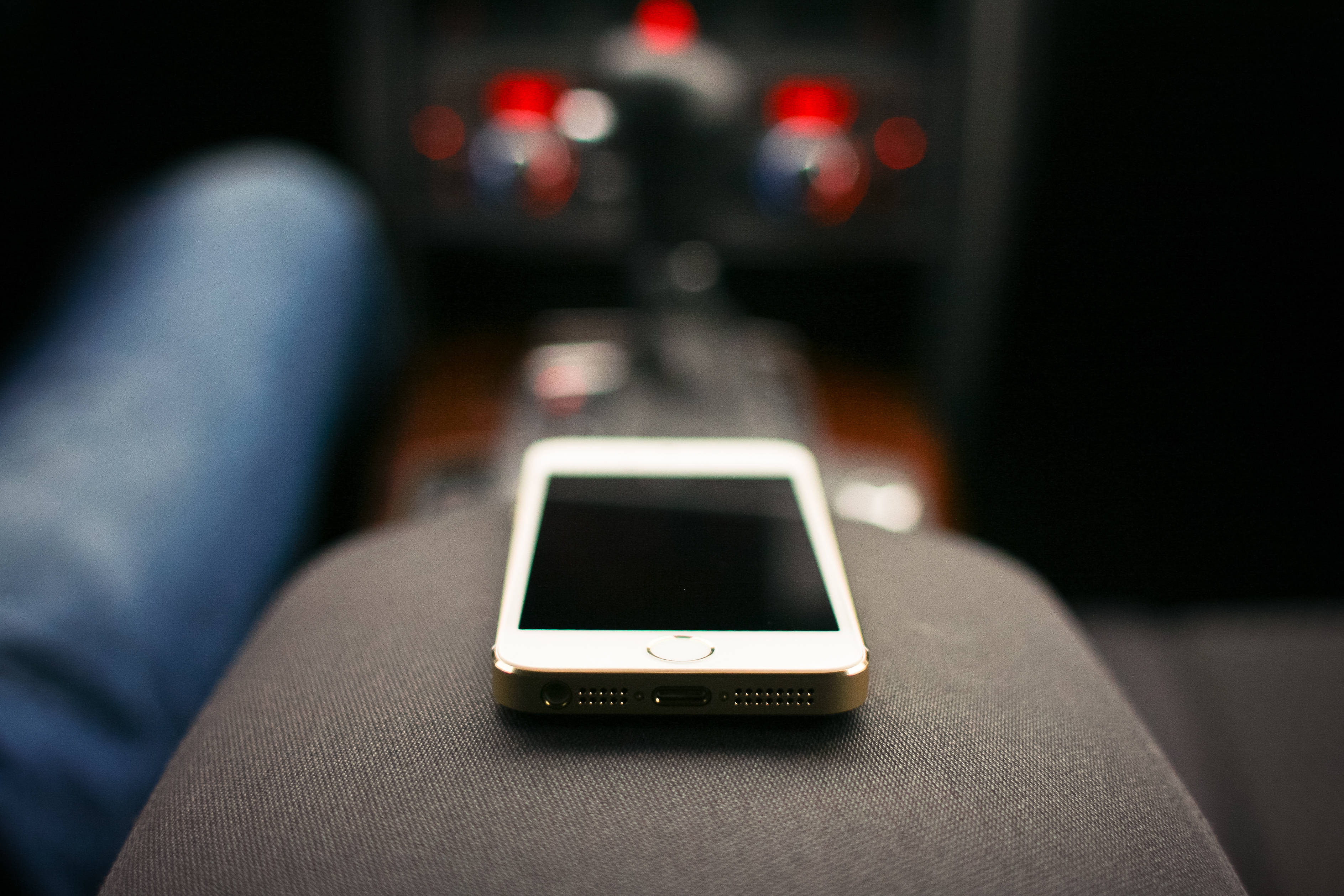 Original iPhone 5, gold, car interior, 2K Desktop Wallpaper
