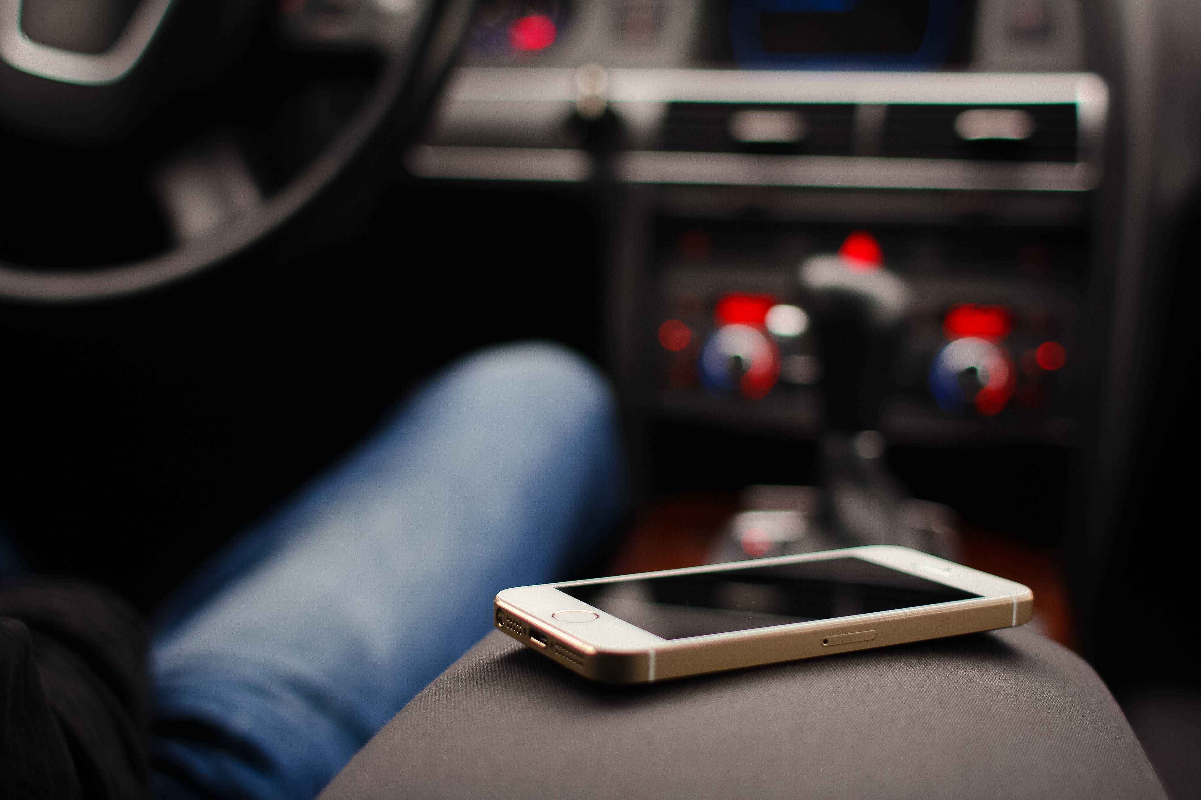 Original iPhone 5, gold, car, 4K Desktop Wallpaper