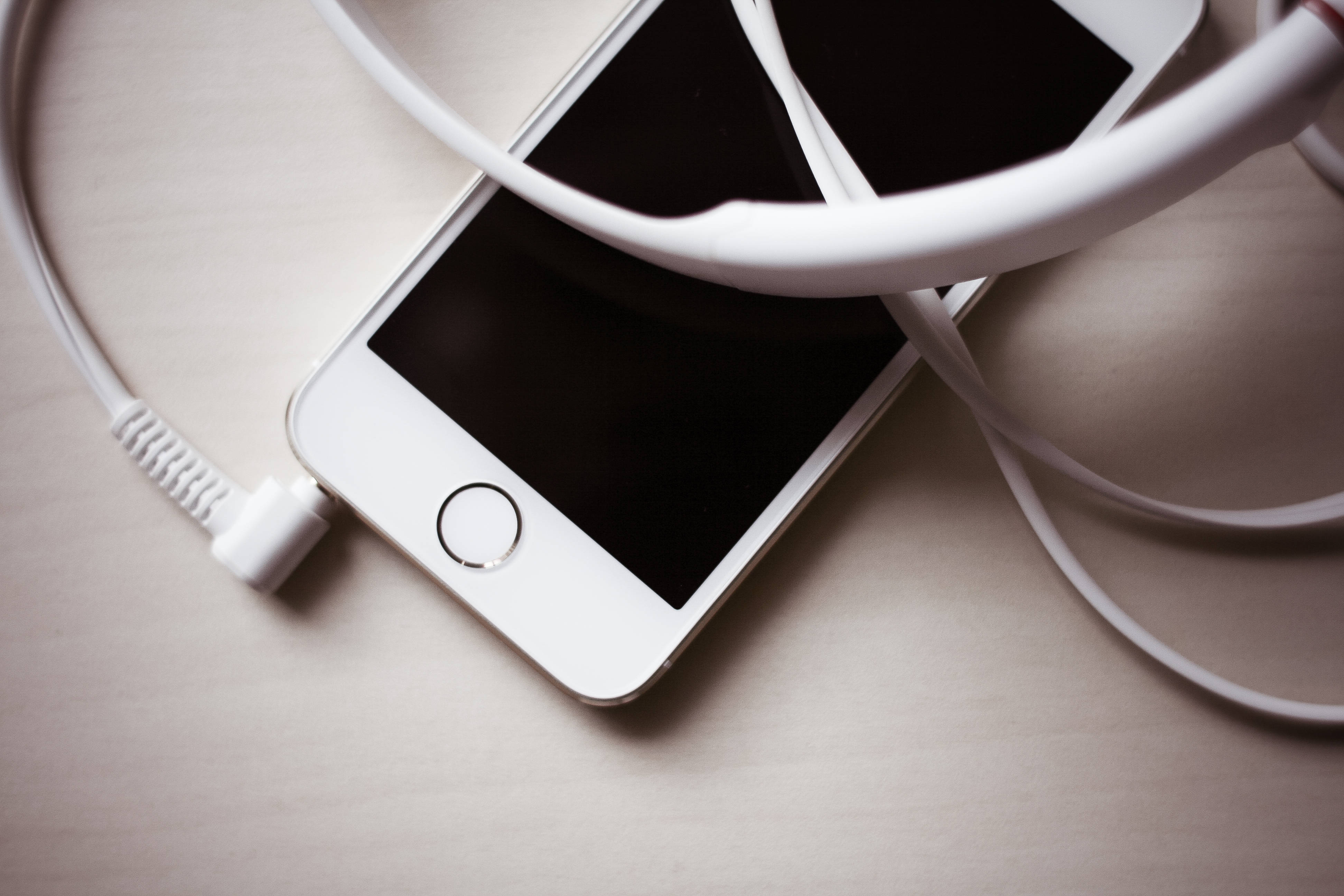 Original iPhone 5, white smartphone, wooden surface, 4K Desktop Wallpaper