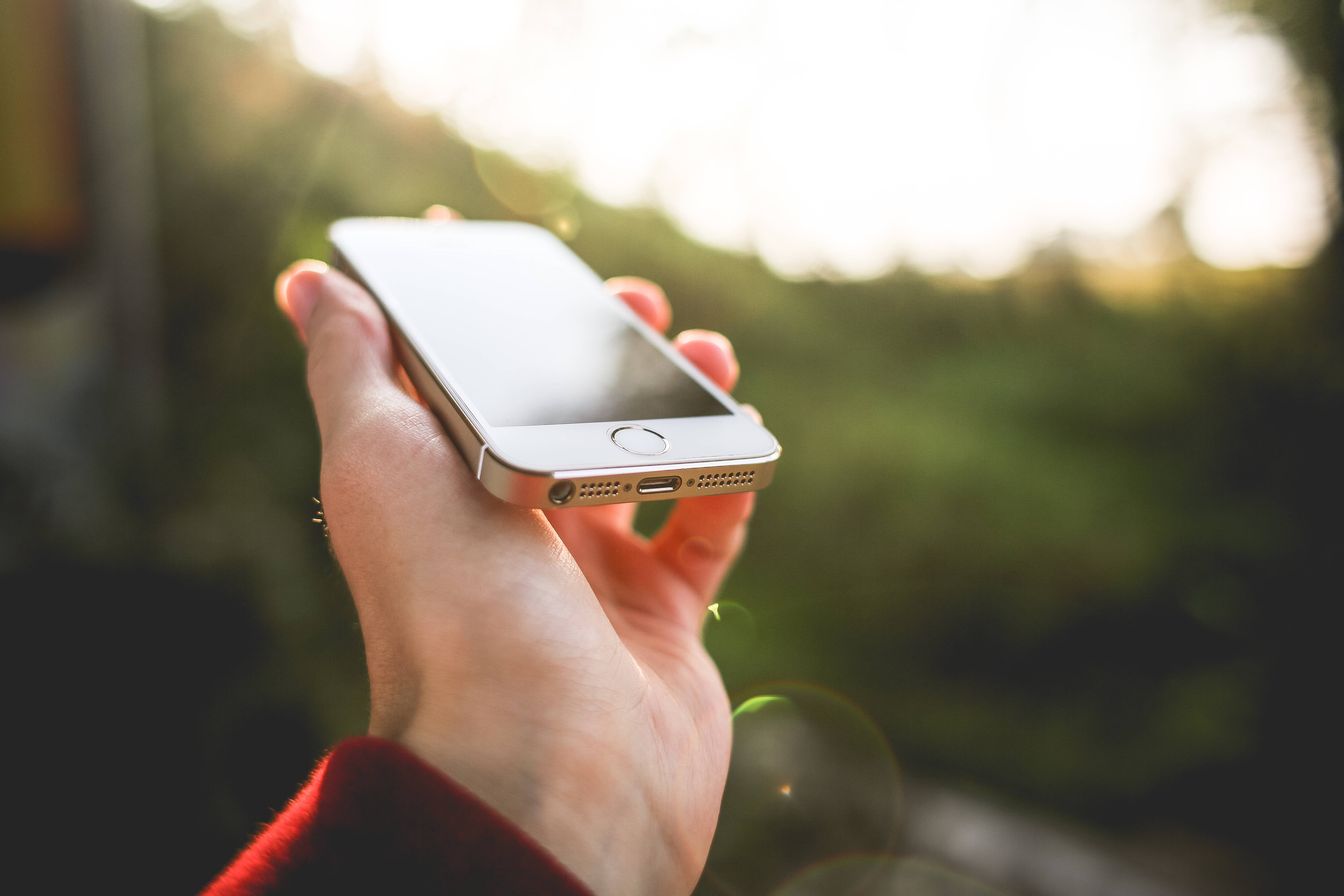 Original iPhone 5, silver, sunlit, 5K Desktop Wallpaper