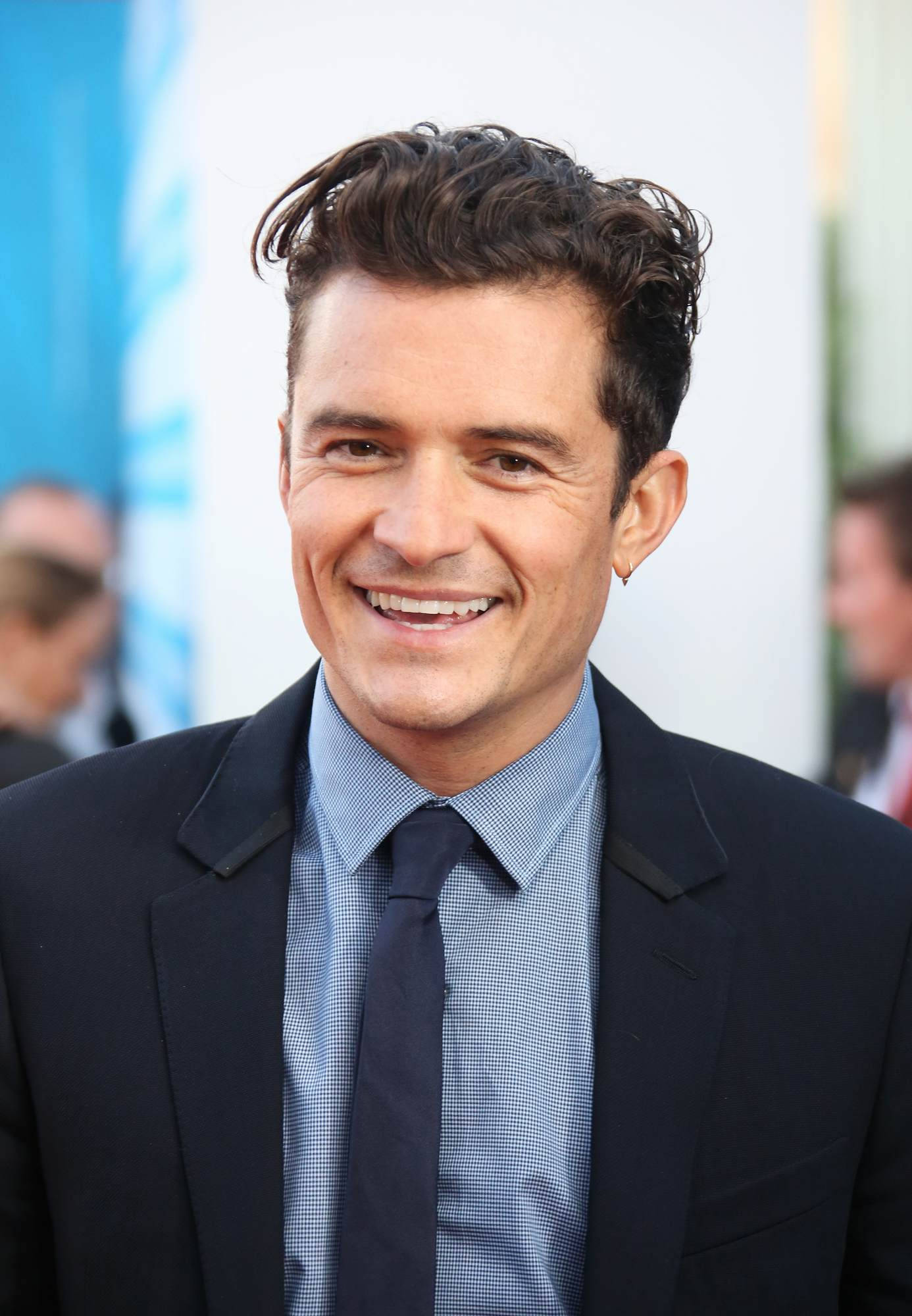 Orlando Bloom, black suit, blue checkered shirt, Full HD Phone Wallpaper