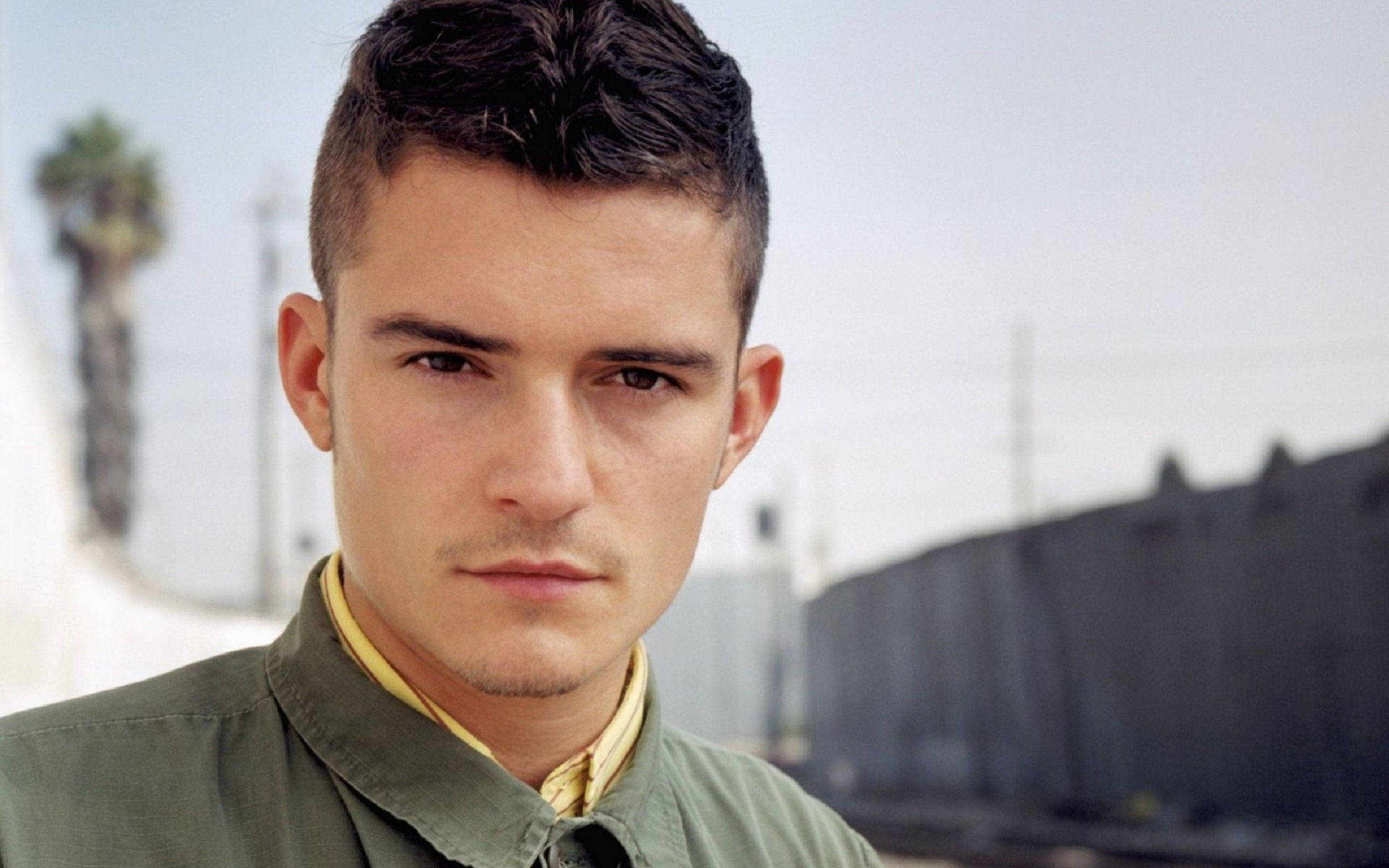 Orlando Bloom, olive jacket, yellow shirt, 2K Desktop Wallpaper