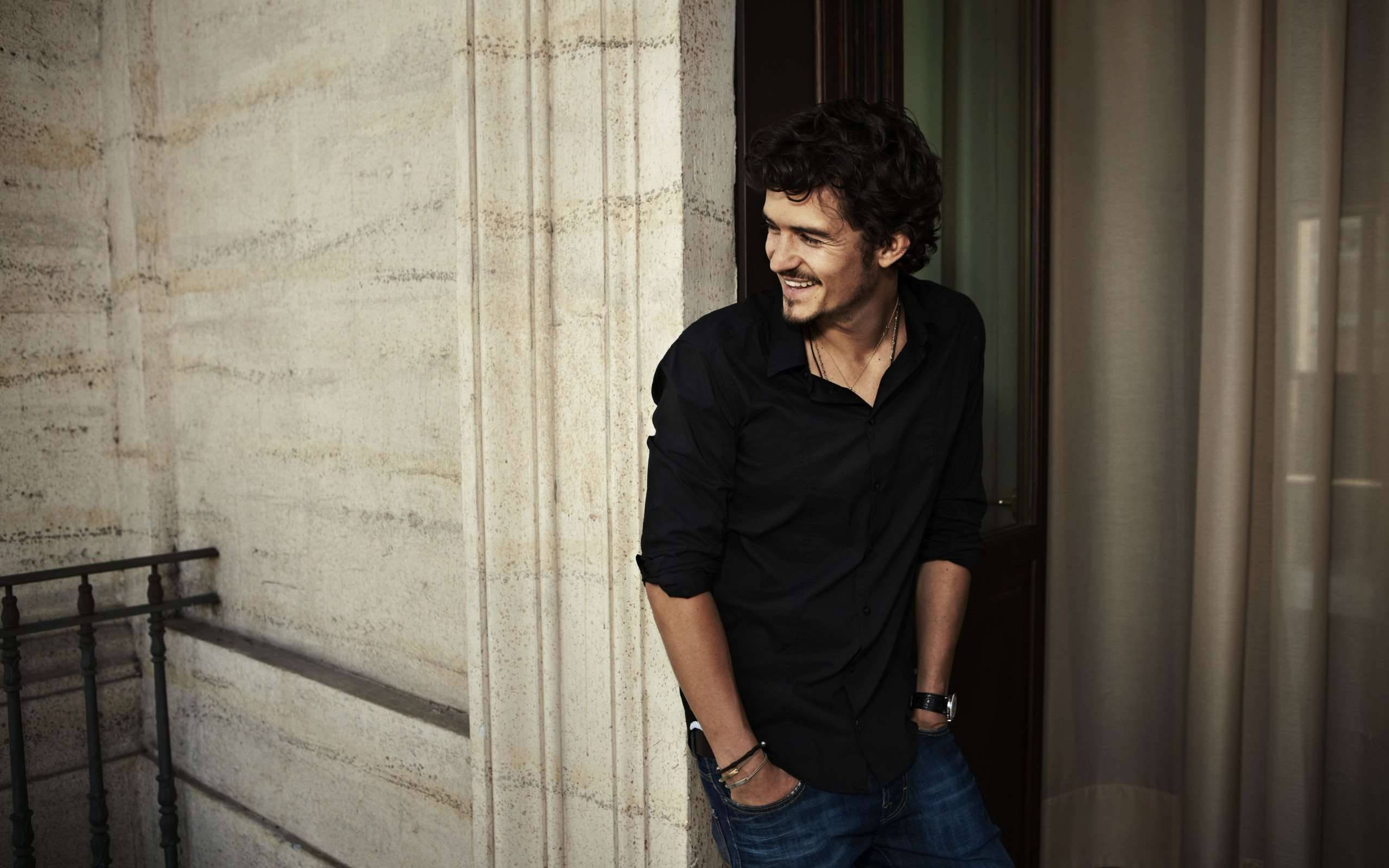 Orlando Bloom, black shirt, marble column, 2K Desktop Wallpaper