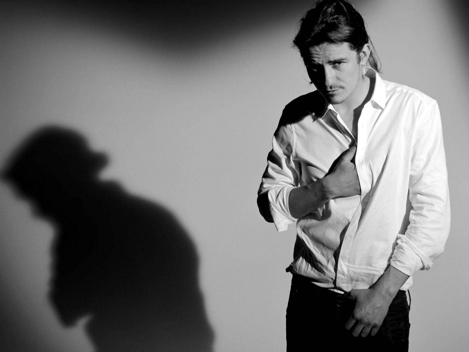 Orlando Bloom, white shirt, plain wall, HD Desktop Wallpaper