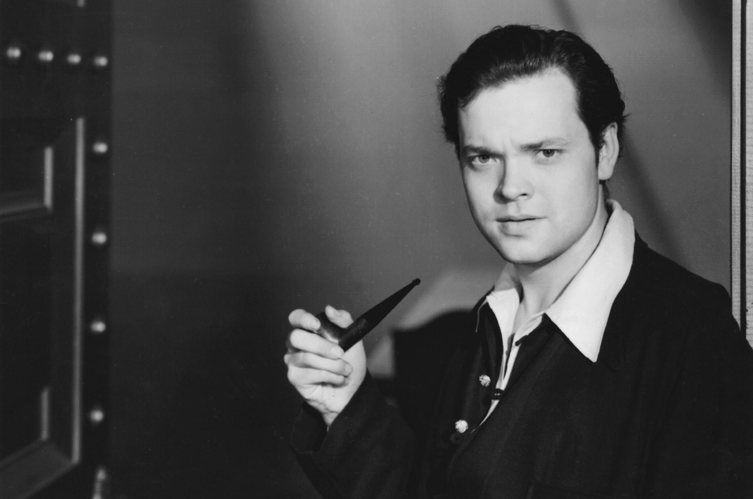 Orson Welles, dark suit, pipe, 2K Desktop Wallpaper