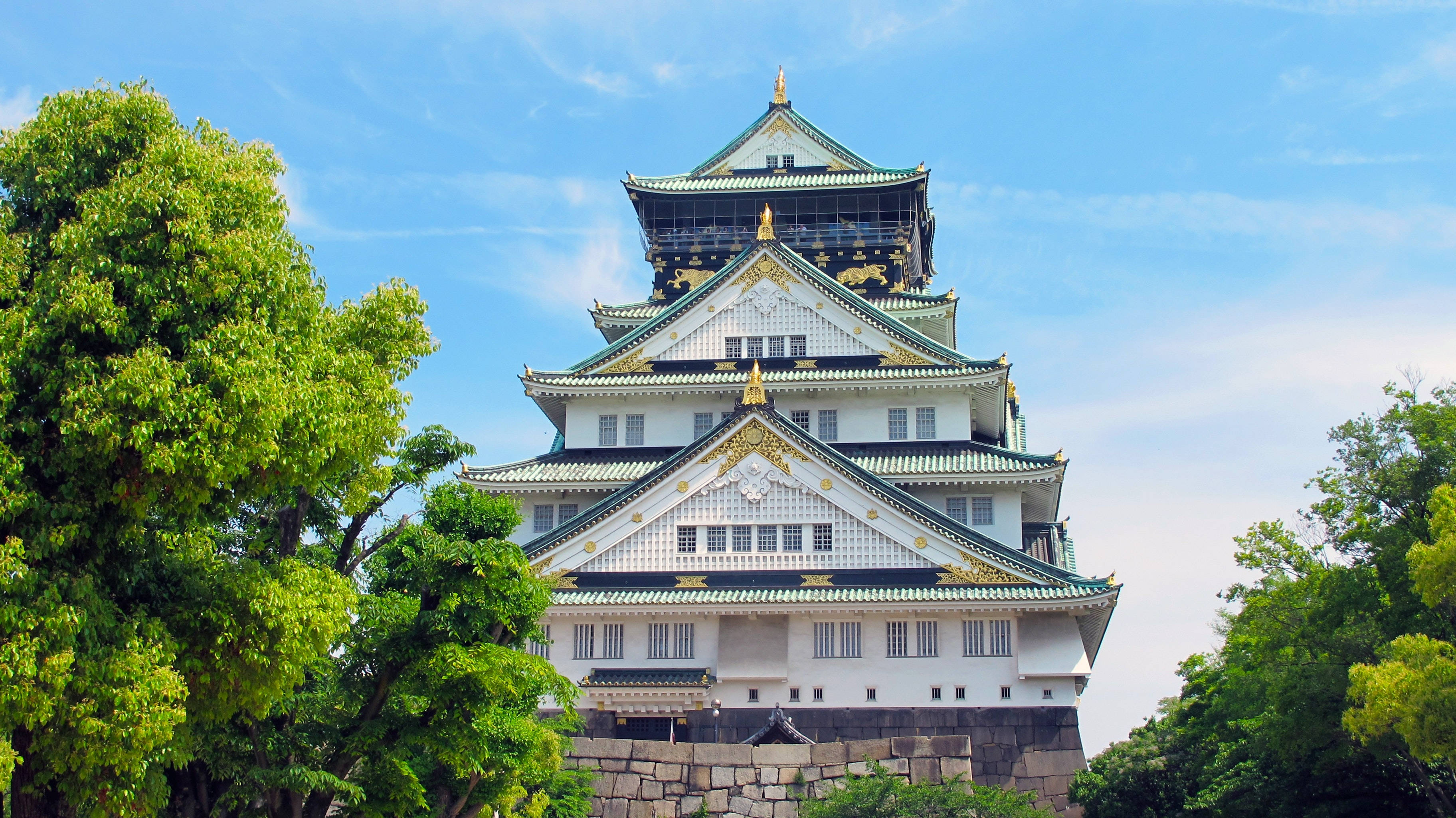 Osaka Castle, clear blue sky, lush green trees, 2K Desktop Wallpaper