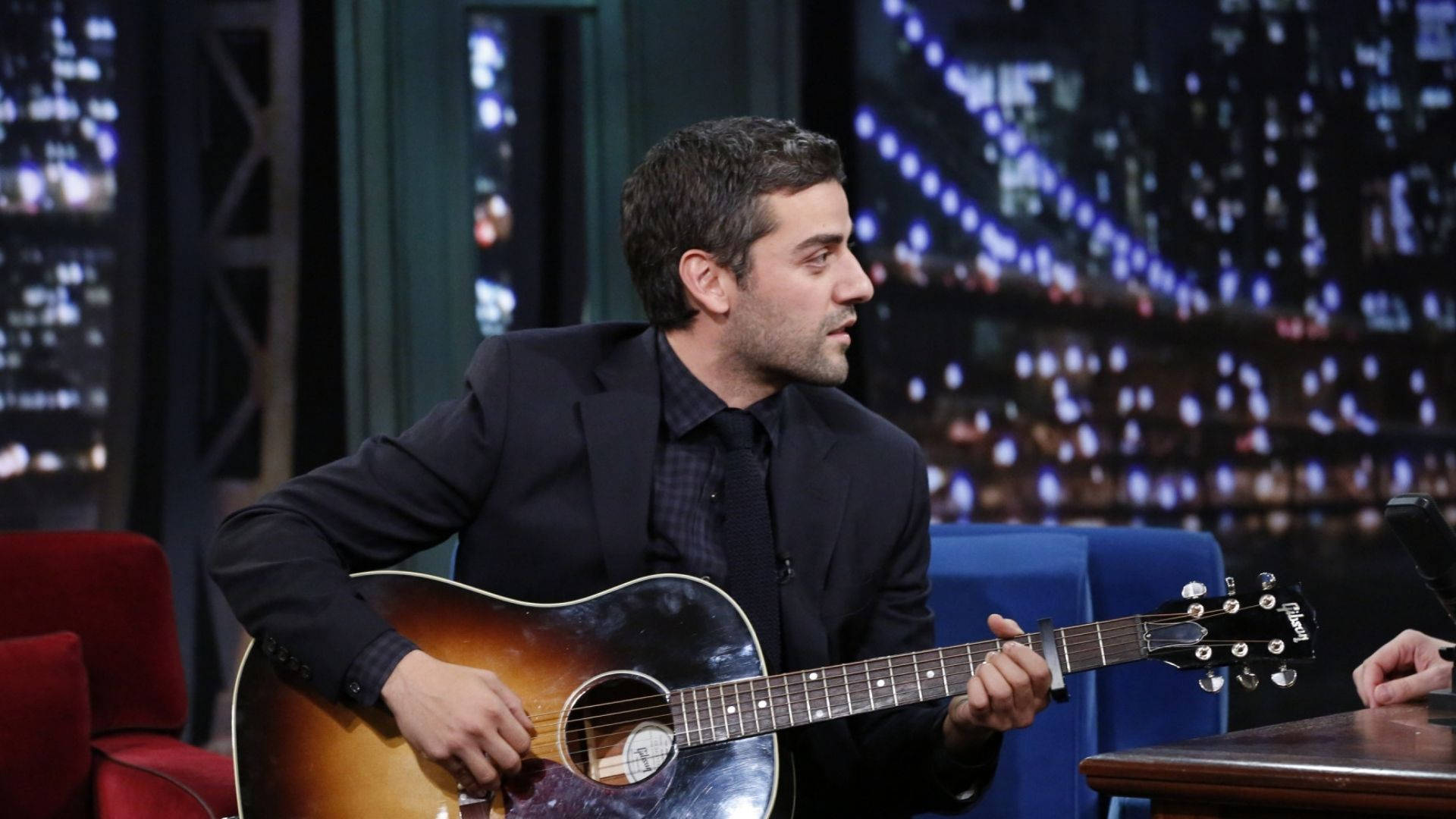 Oscar Isaac, acoustic guitar, talk show set, Full HD Desktop Wallpaper