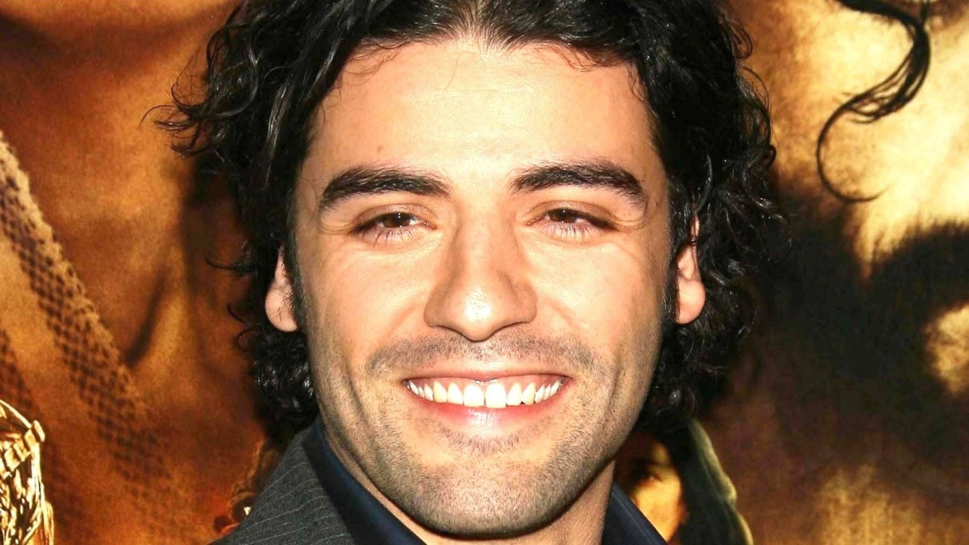 Oscar Isaac, dark curly hair, warm expression, Full HD Desktop Wallpaper