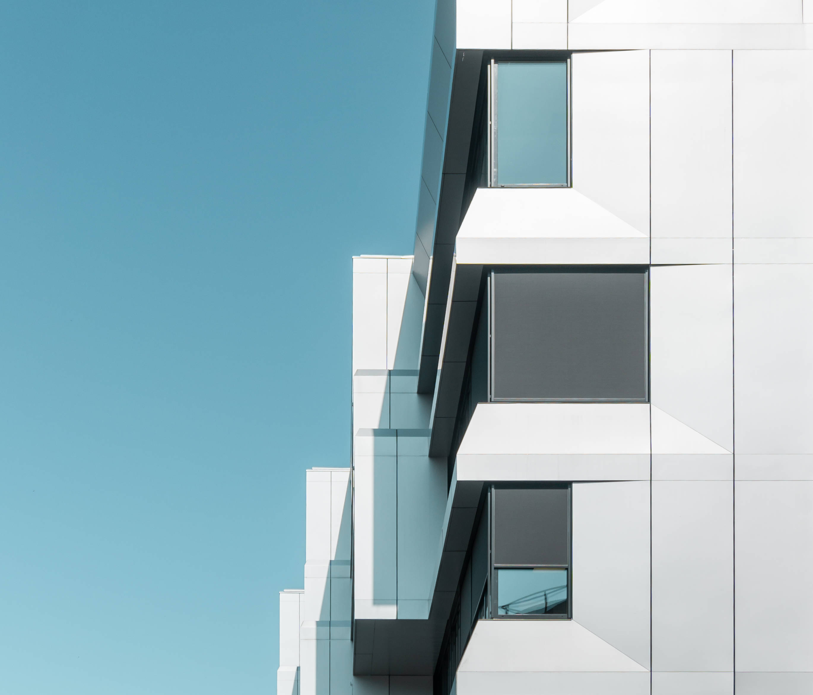 Oslo, modern white geometric building facade, glass windows, 2K Desktop Wallpaper