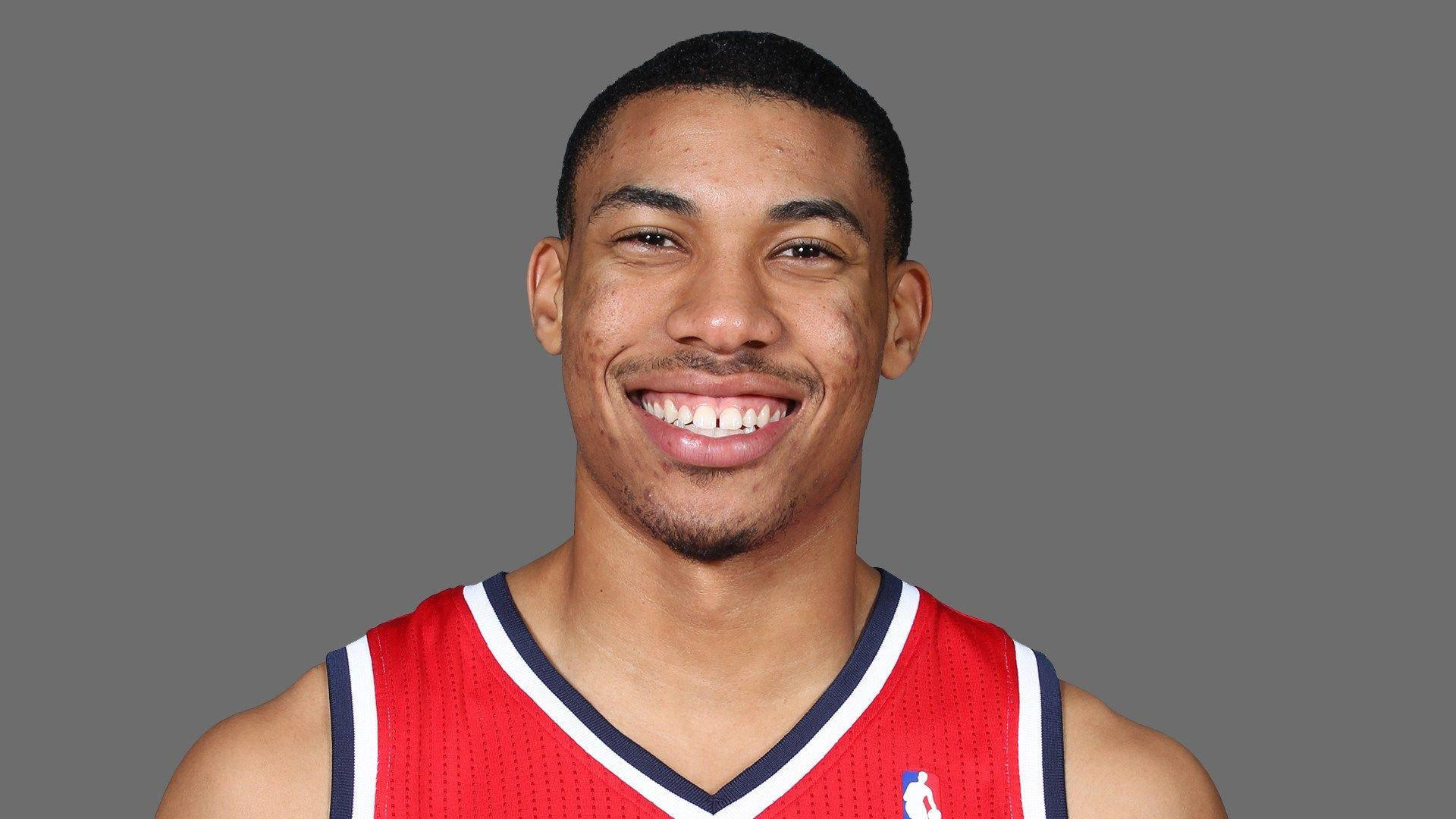 Otto Porter Jr, red jersey, gray studio background, Full HD Desktop Wallpaper