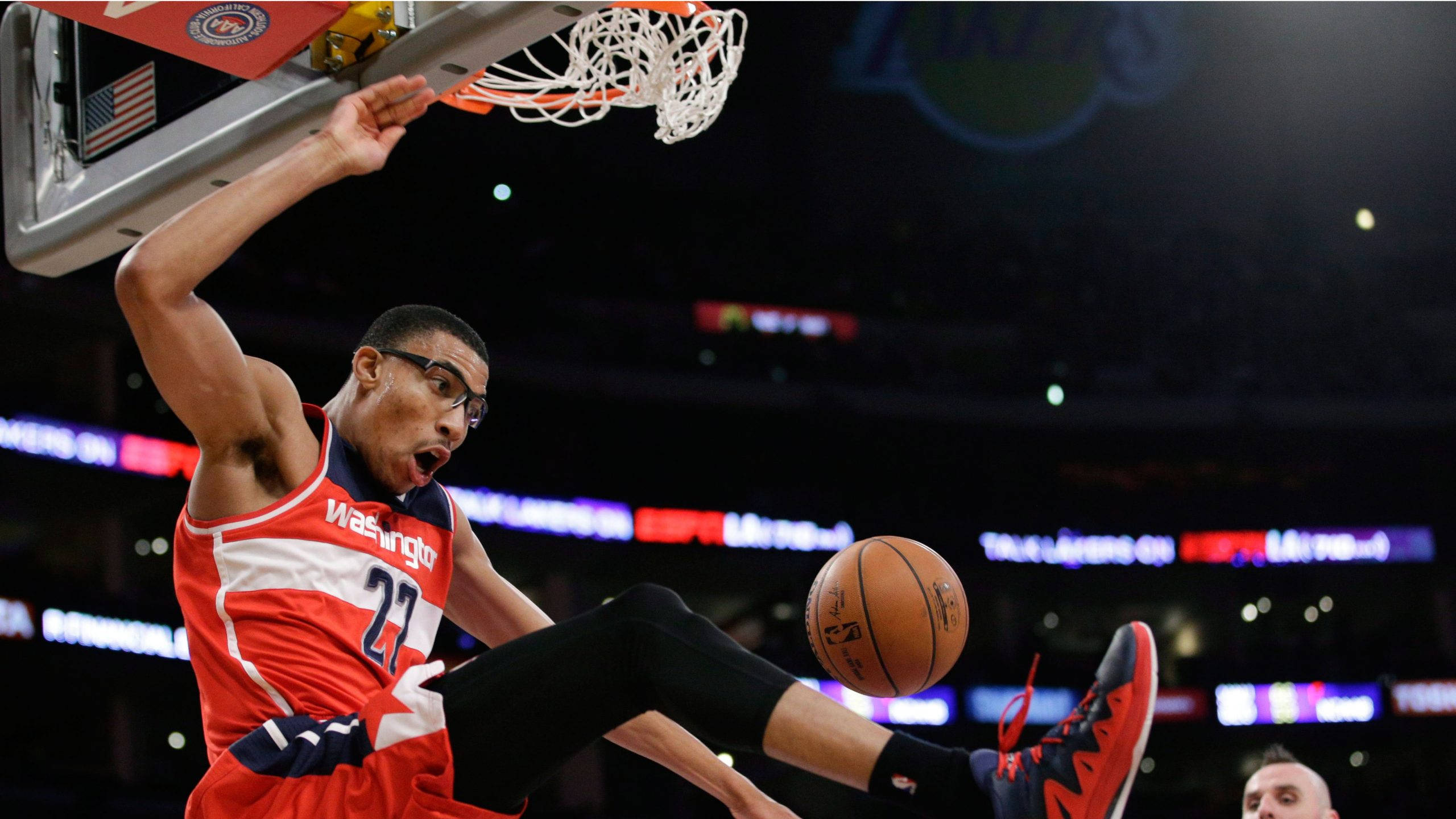 Otto Porter Jr, red Washington jersey, dunks the ball, 2K Desktop Wallpaper