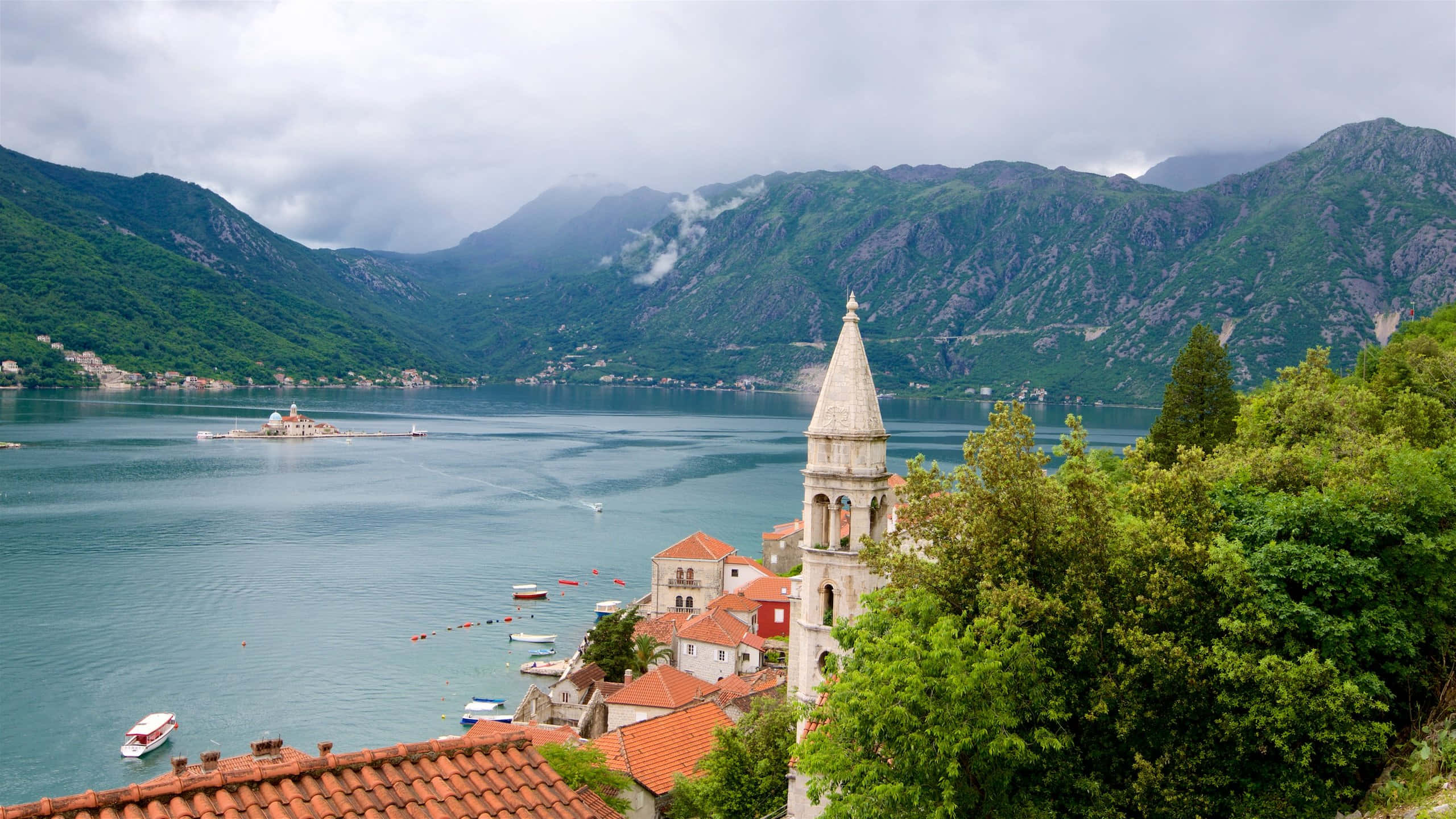 Our Lady Of The Rocks, coastal village, red-tiled roofs, 2K Desktop Wallpaper