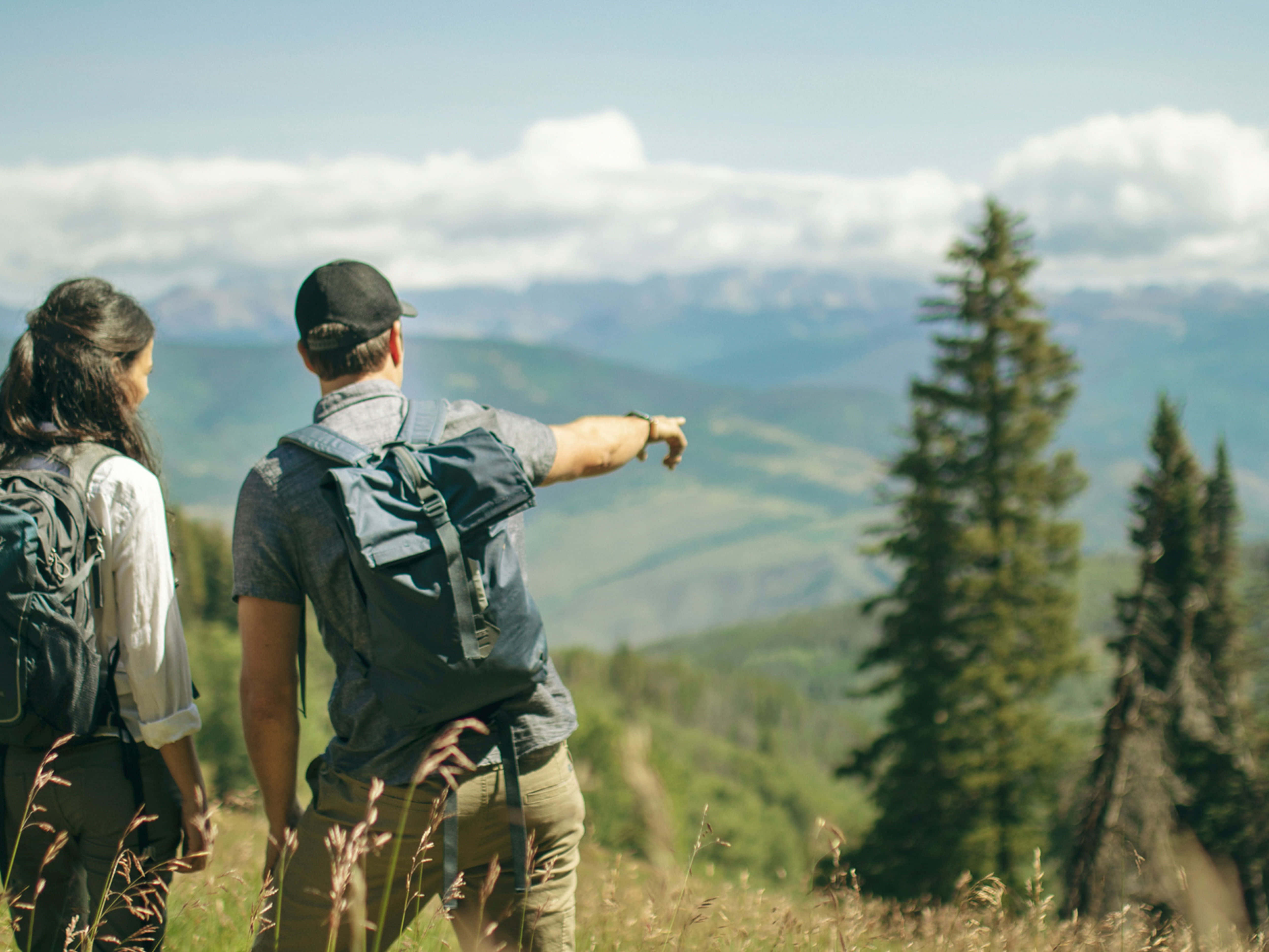 hikers, backpacks, grassy hillside, 4K Desktop Wallpaper