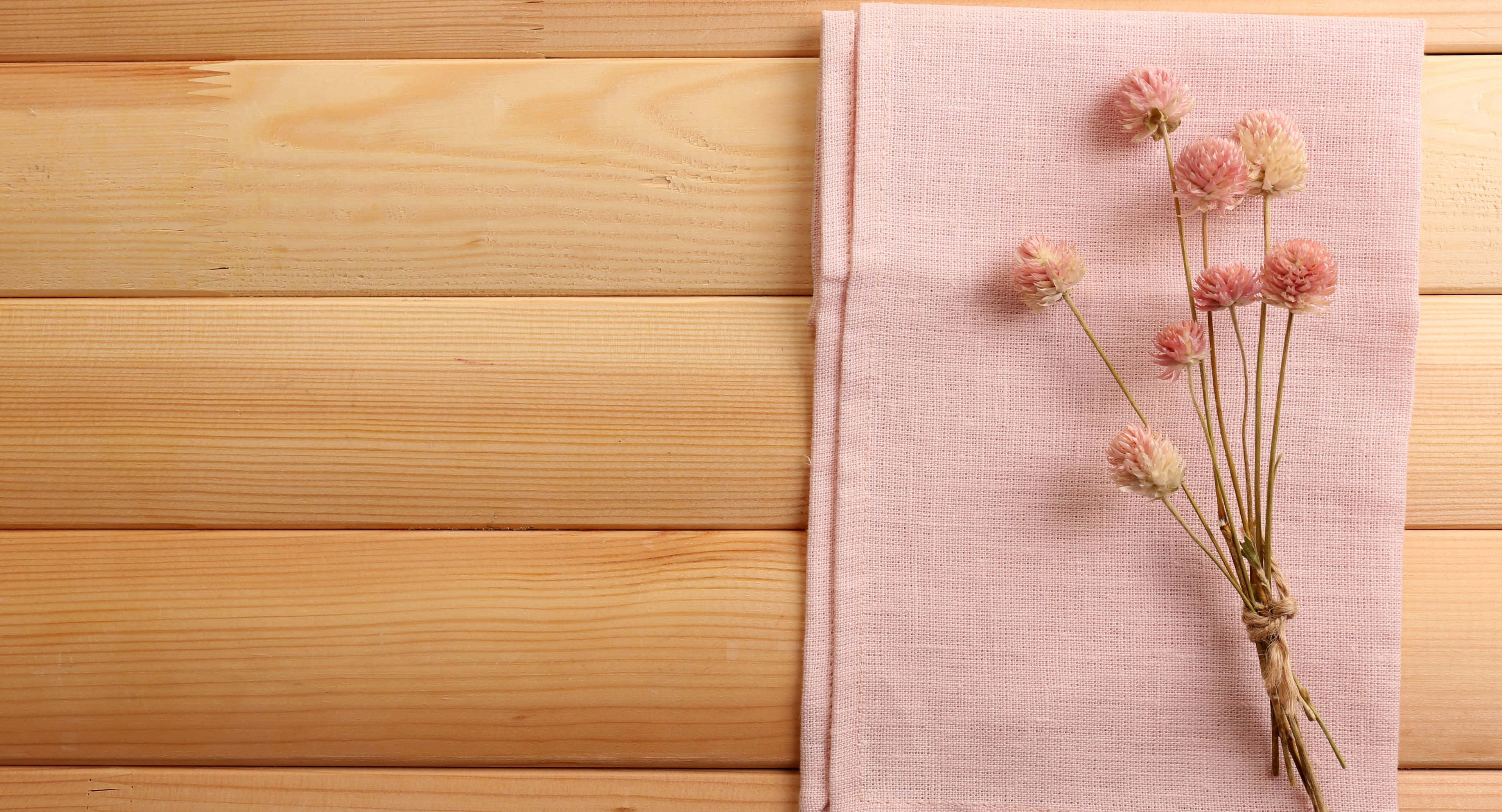 pink quill flowers, soft pink linen napkin, warm wooden planks, 4K Desktop Wallpaper