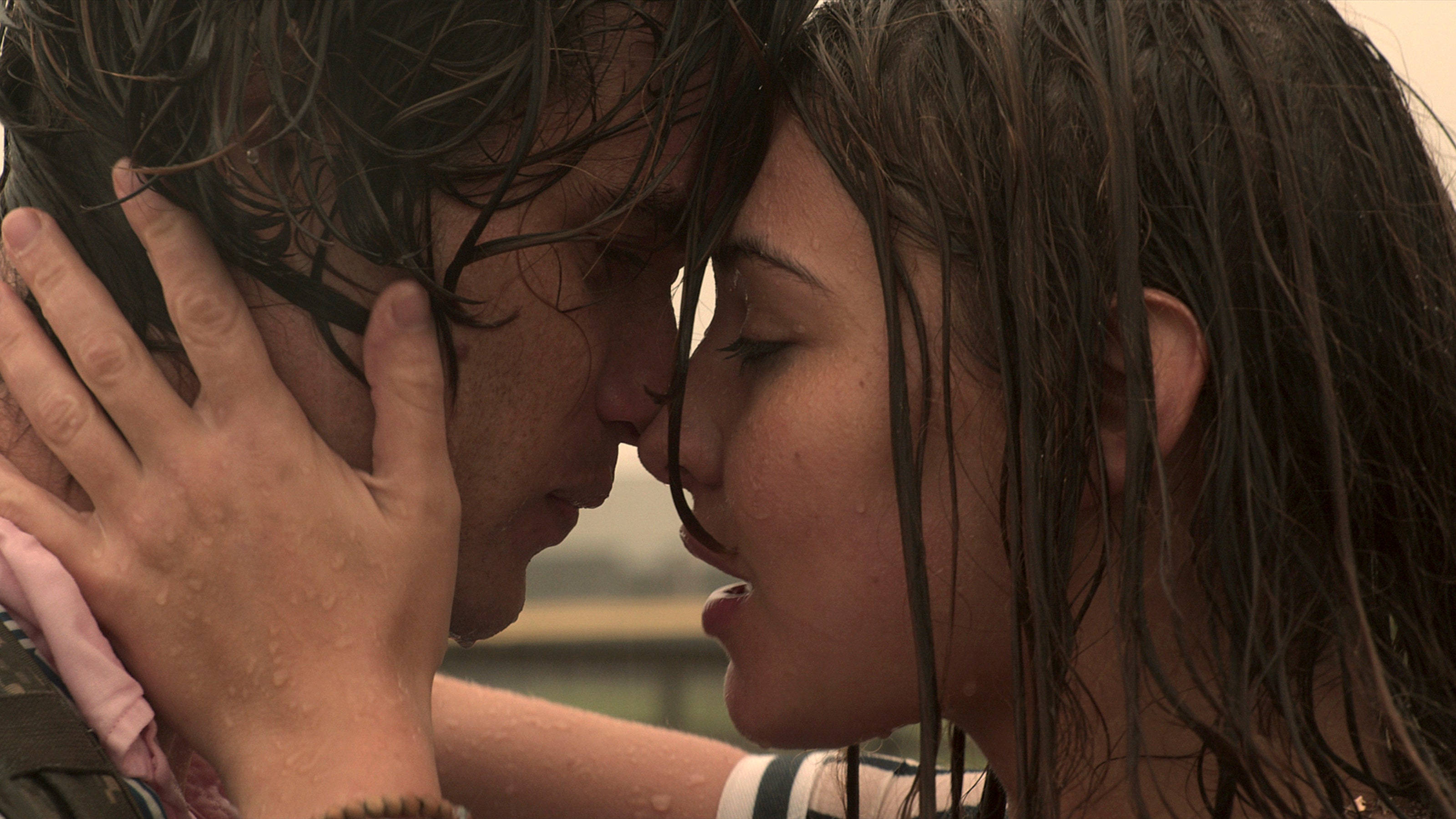 Outer Banks, kiss, wet hair, 2K Desktop Wallpaper
