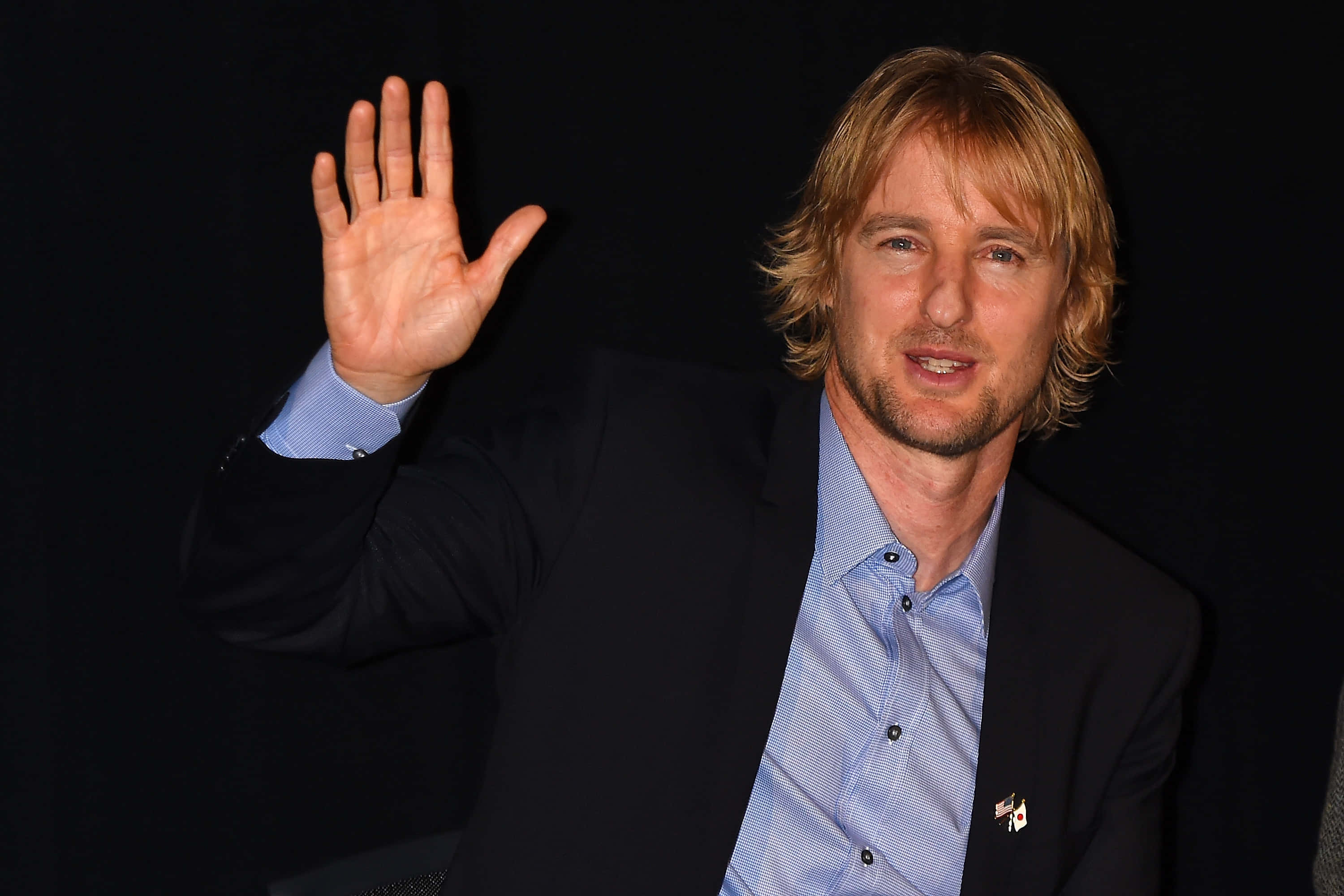 Owen Wilson, blond hair, dark suit, 2K Desktop Wallpaper