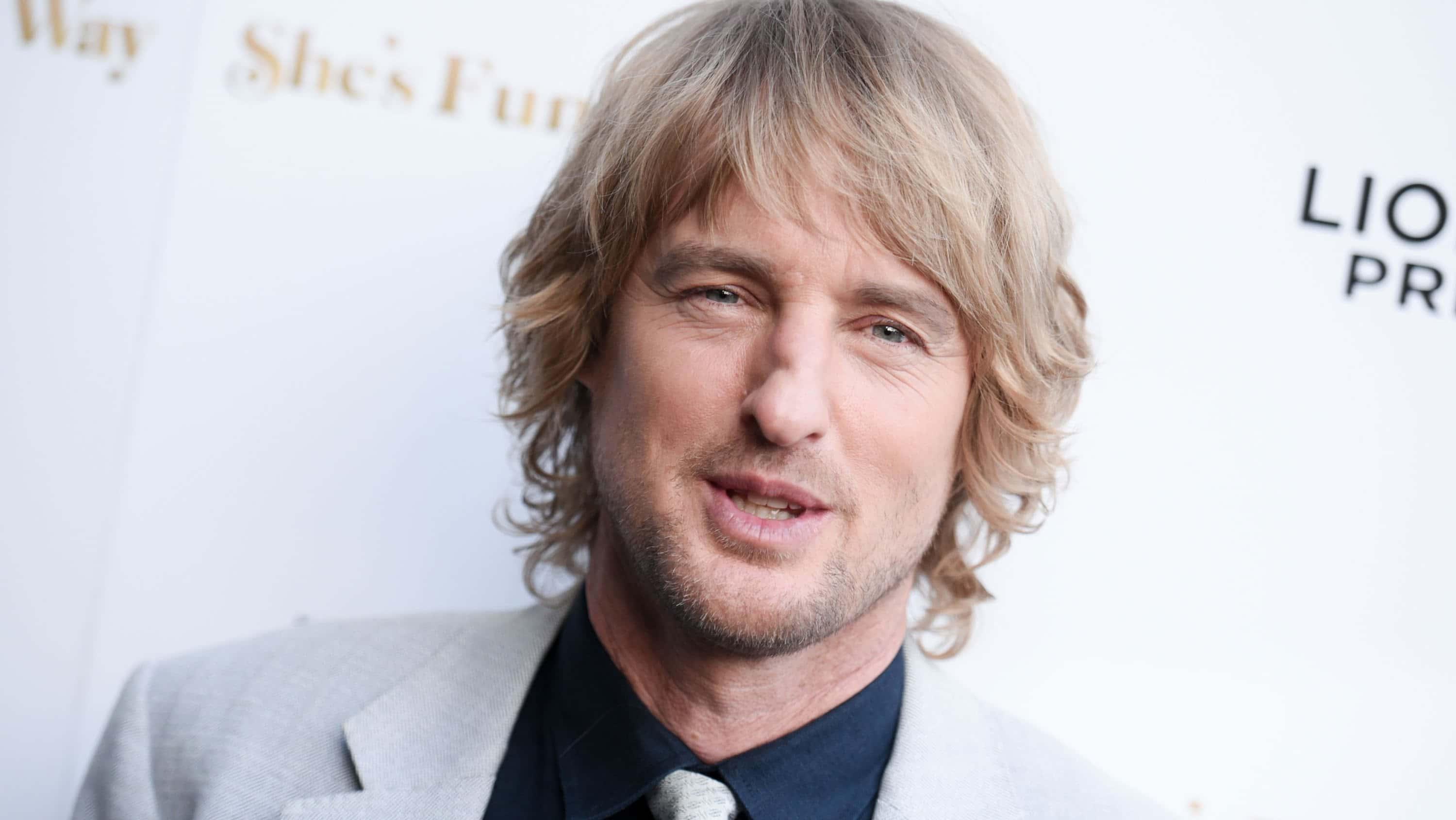 Owen Wilson, wavy blonde hair, light gray suit, 2K Desktop Wallpaper