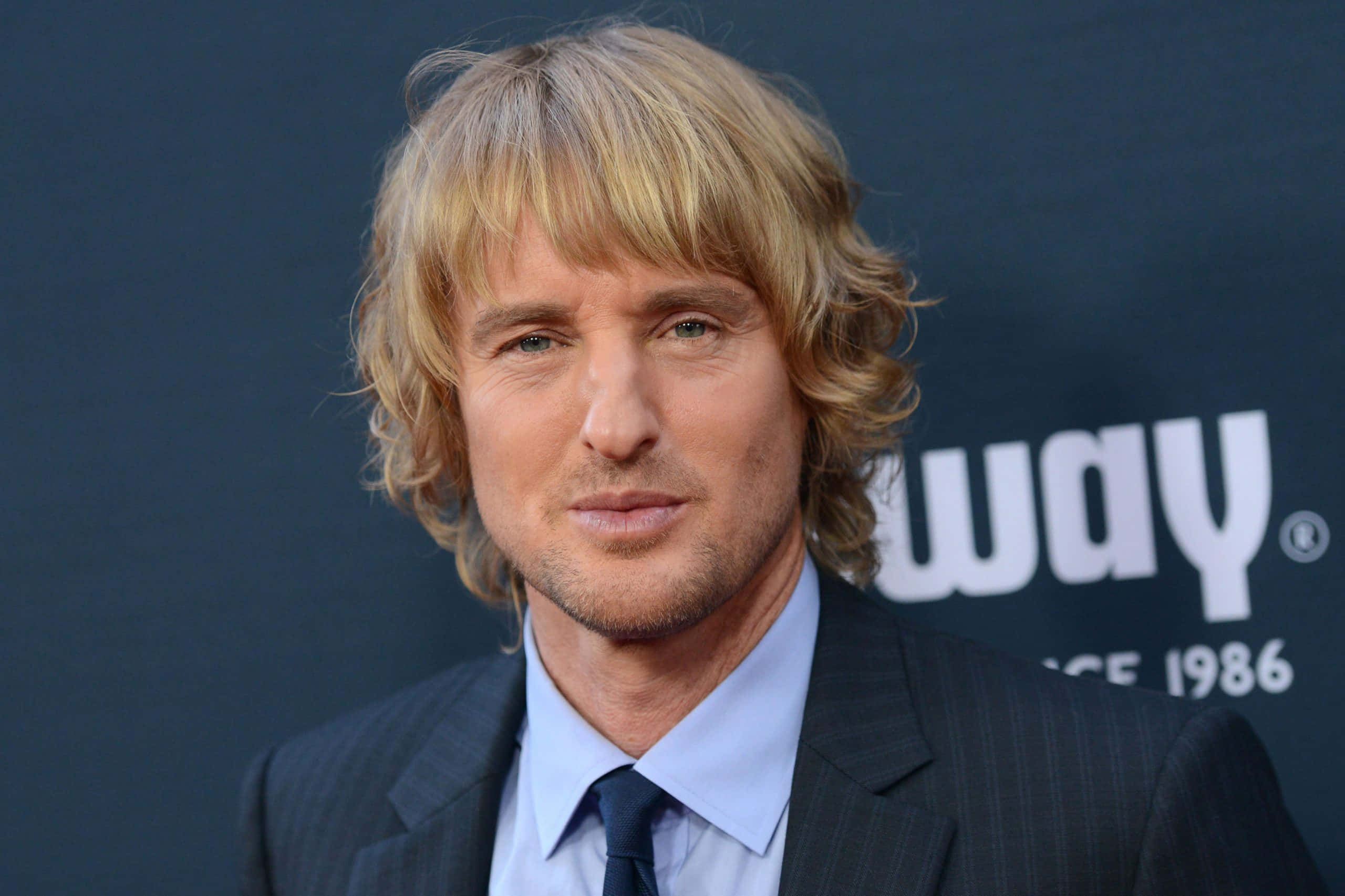 Owen Wilson, dark pinstripe suit, blue eyes, 2K Desktop Wallpaper