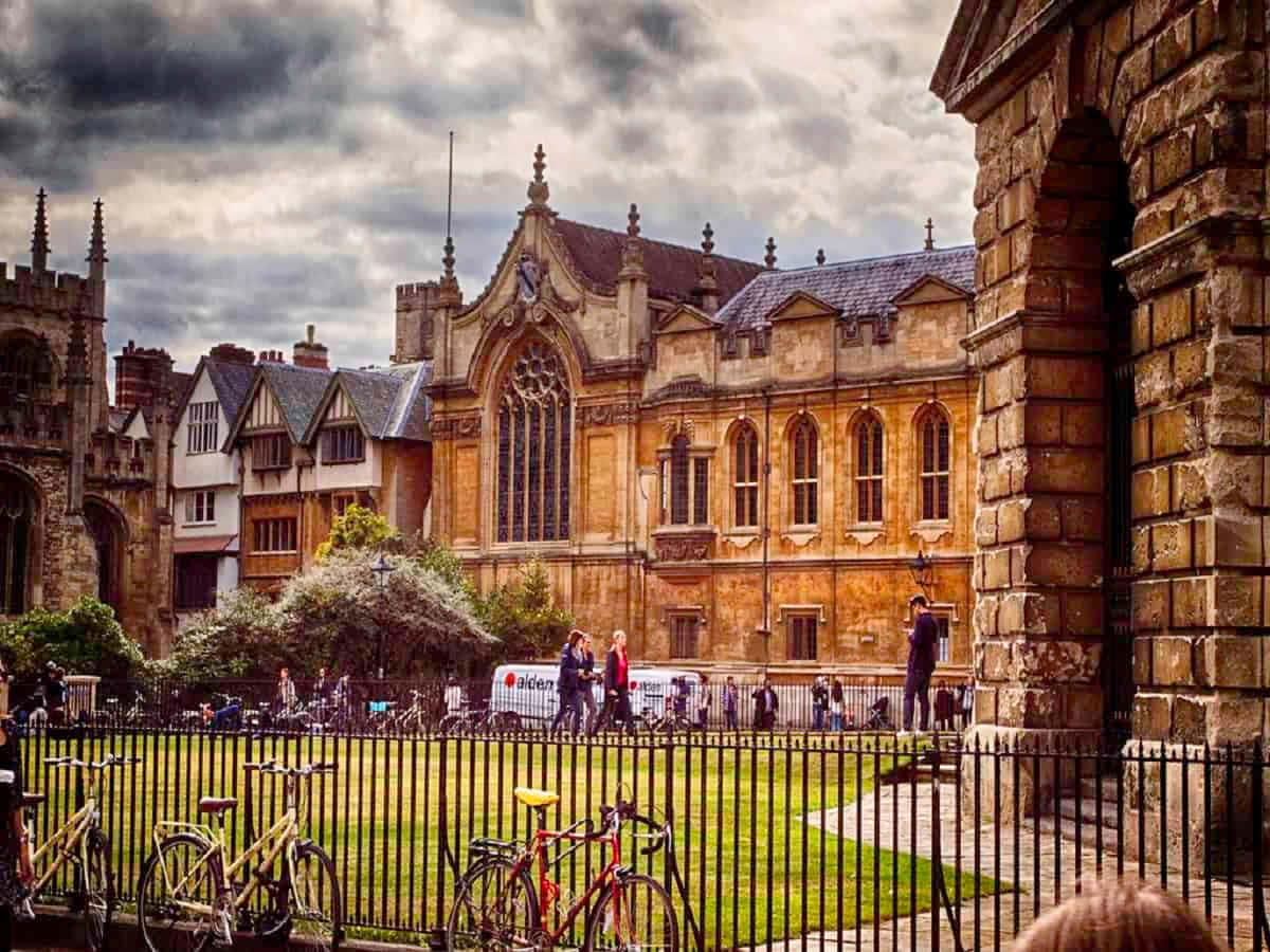 Oxford, historic stone university courtyard, gothic architecture, SD Desktop Wallpaper