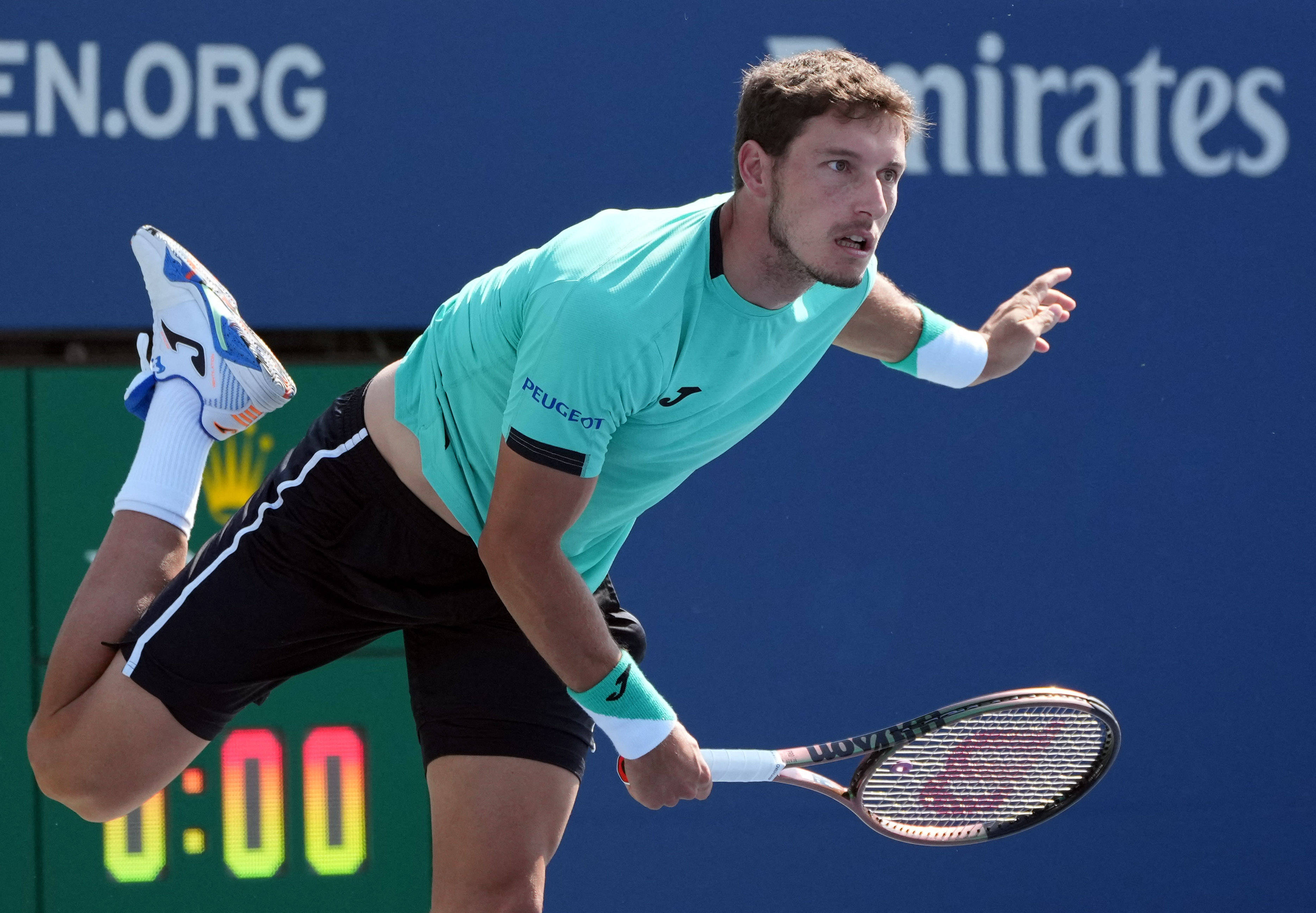 Pablo Carreno Busta, bright blue court, clear daylight, 2K Desktop Wallpaper