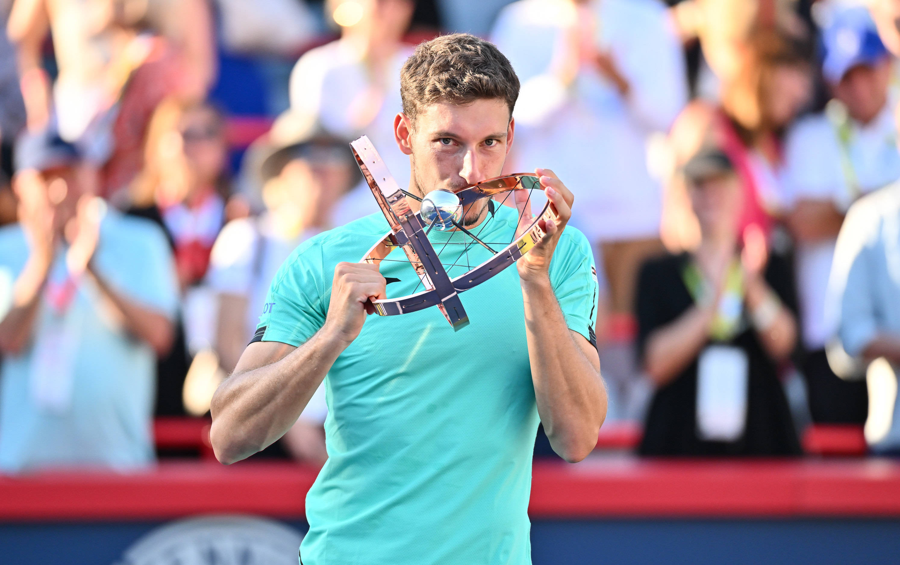 Pablo Carreno Busta, teal shirt, gleaming silver trophy, 2K Desktop Wallpaper