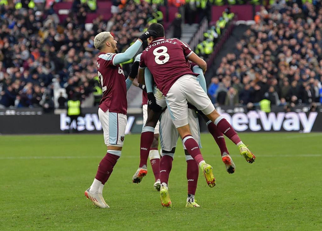 Pablo Fornals, maroon jerseys, vibrant green pitch, SD Desktop Wallpaper
