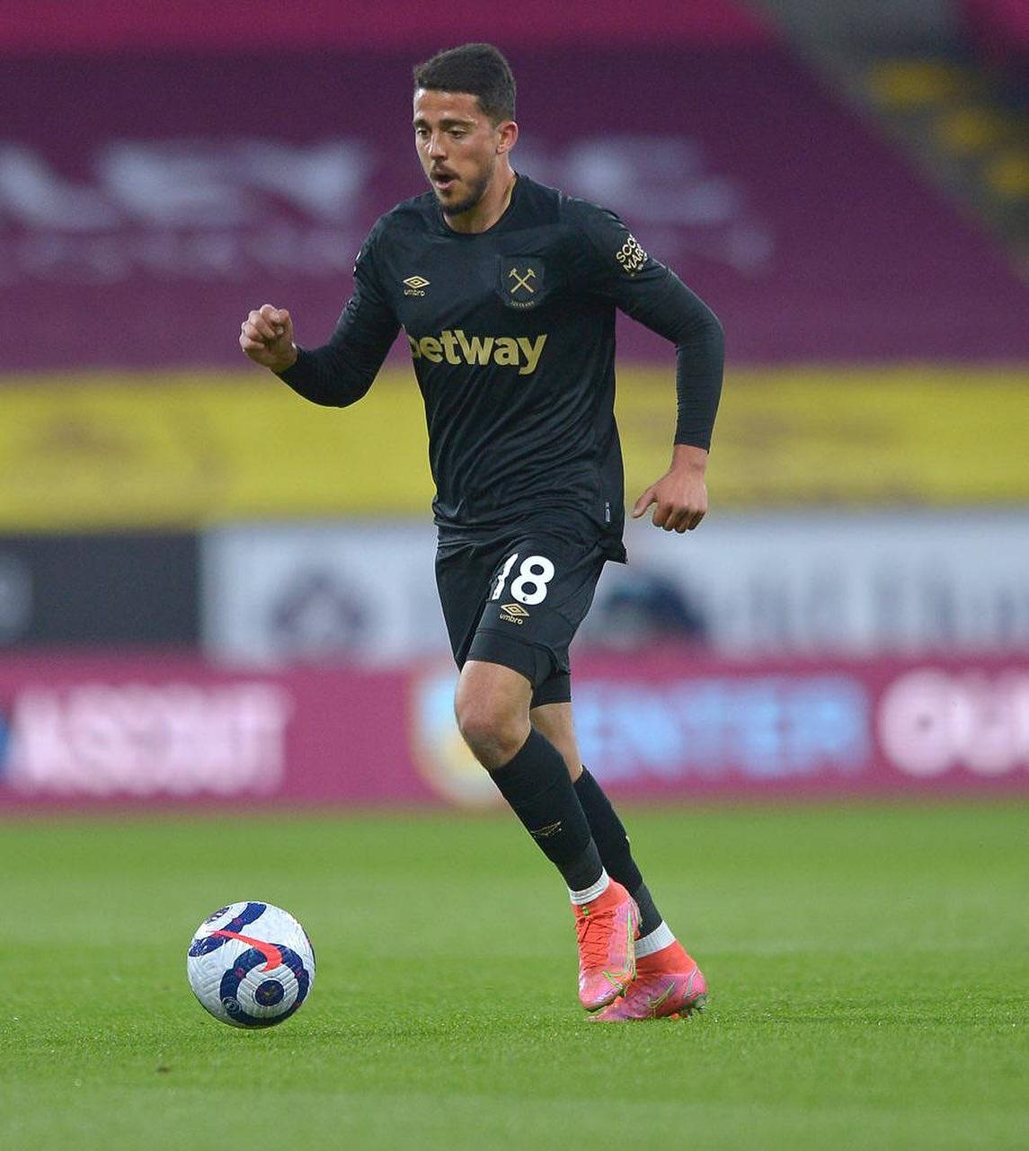 Pablo Fornals, black jersey, number 18, HD Phone Wallpaper