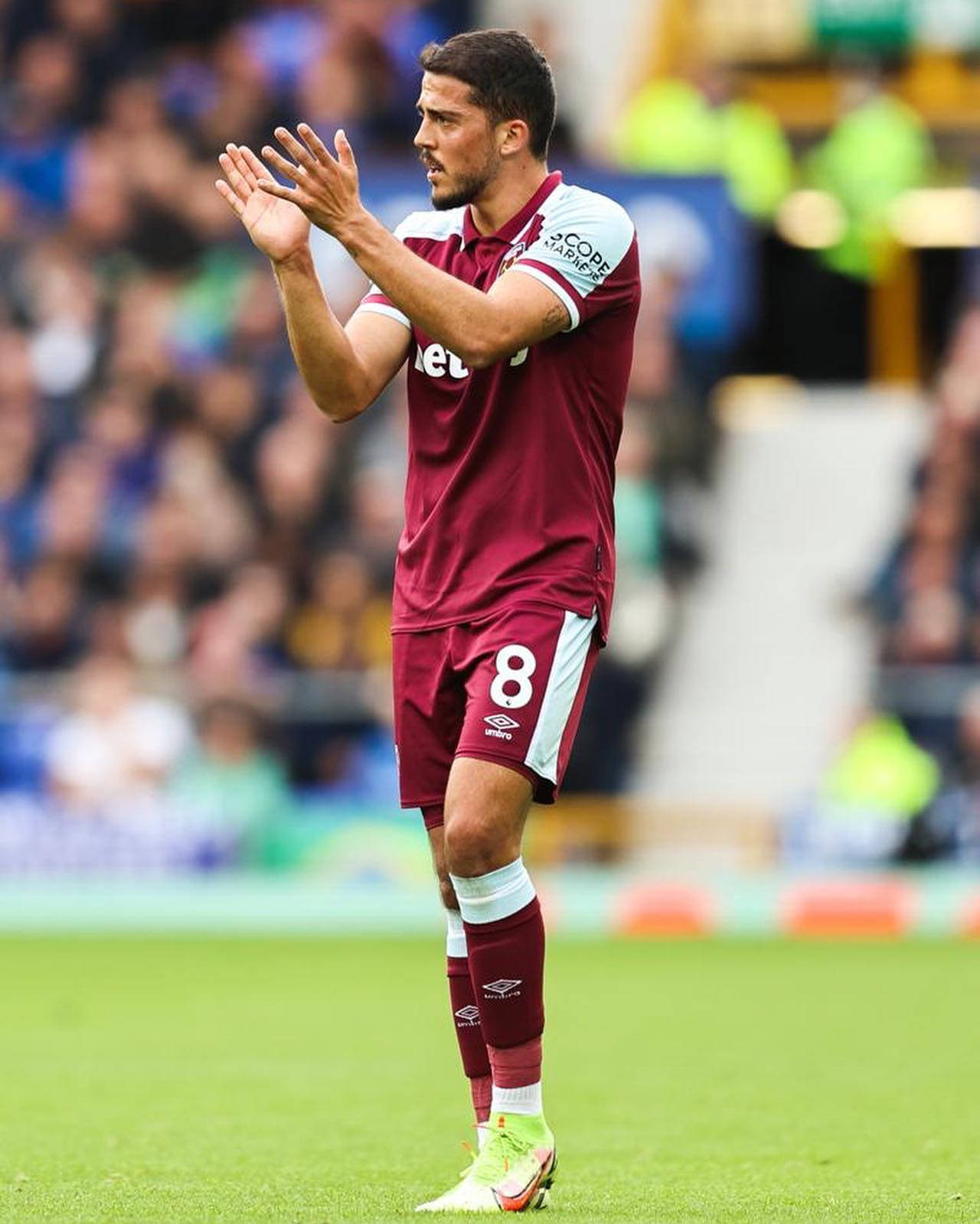 Pablo Fornals, maroon kit, sunlit green pitch, HD Phone Wallpaper