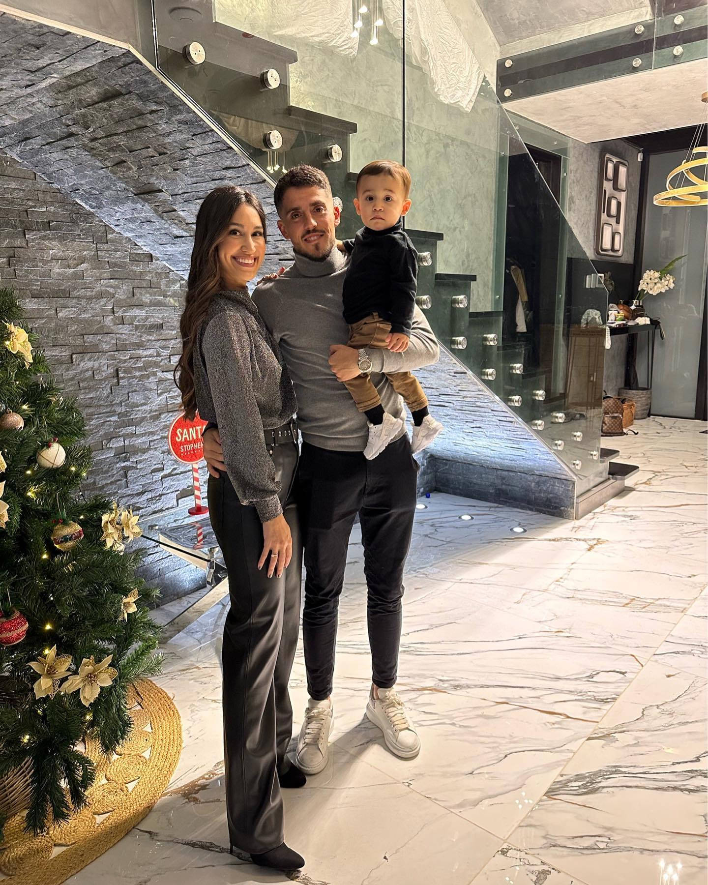 Pablo Fornals, family, gray, HD Phone Wallpaper