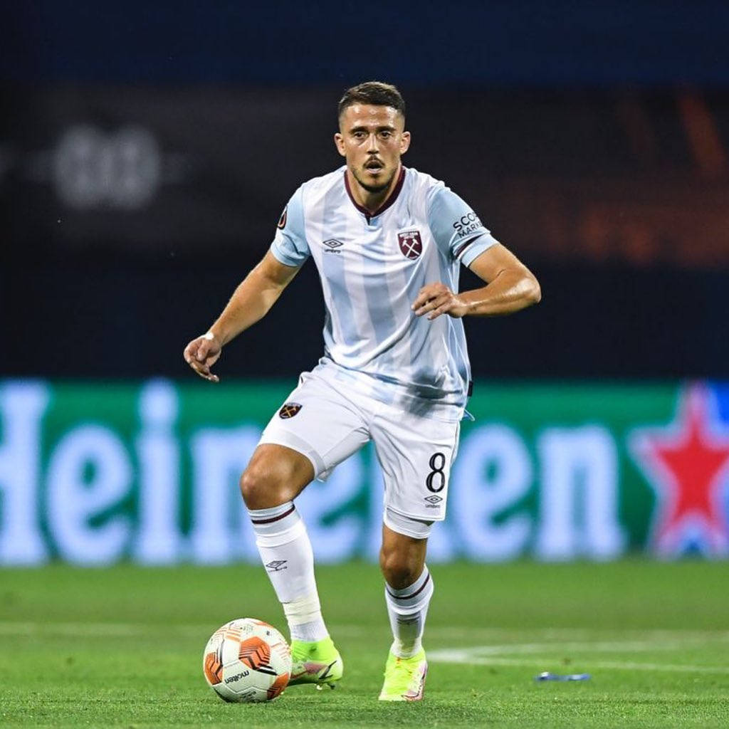 Pablo Fornals, light blue and white stripes, green pitch, SD Desktop Wallpaper
