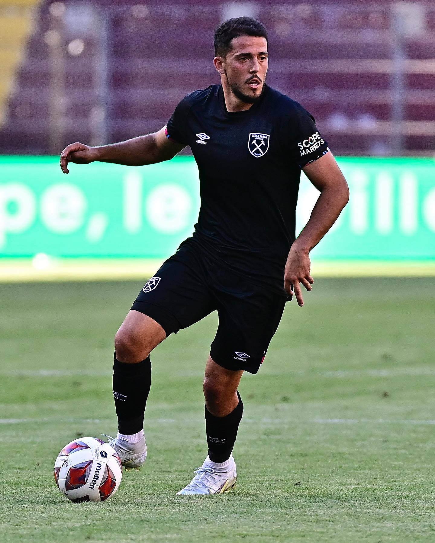 Pablo Fornals, black kit, red white and blue ball, HD Phone Wallpaper