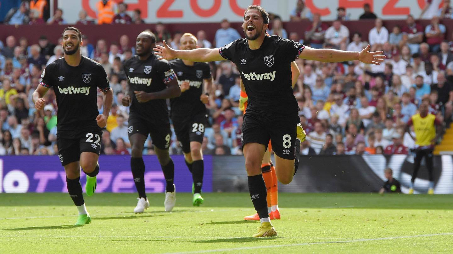Pablo Fornals, black kits, sunlit green pitch, HD Desktop Wallpaper