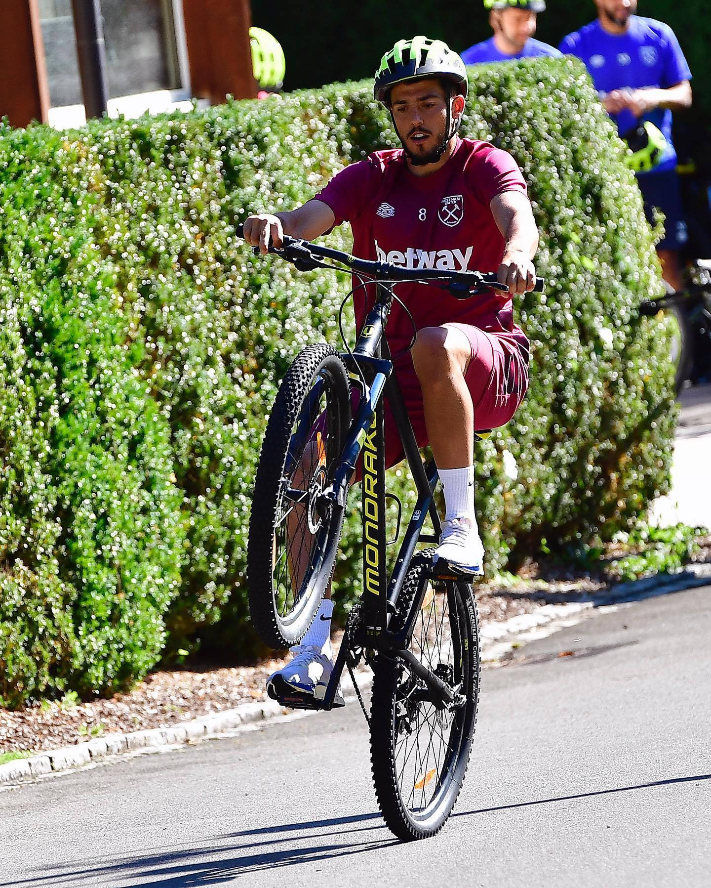 Pablo Fornals, maroon kit, mountain bike, HD Phone Wallpaper