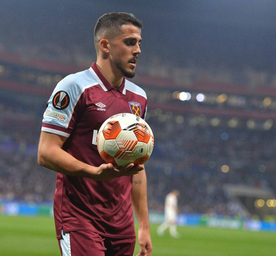 Pablo Fornals, orange football, maroon and light blue jersey, SD Desktop Wallpaper
