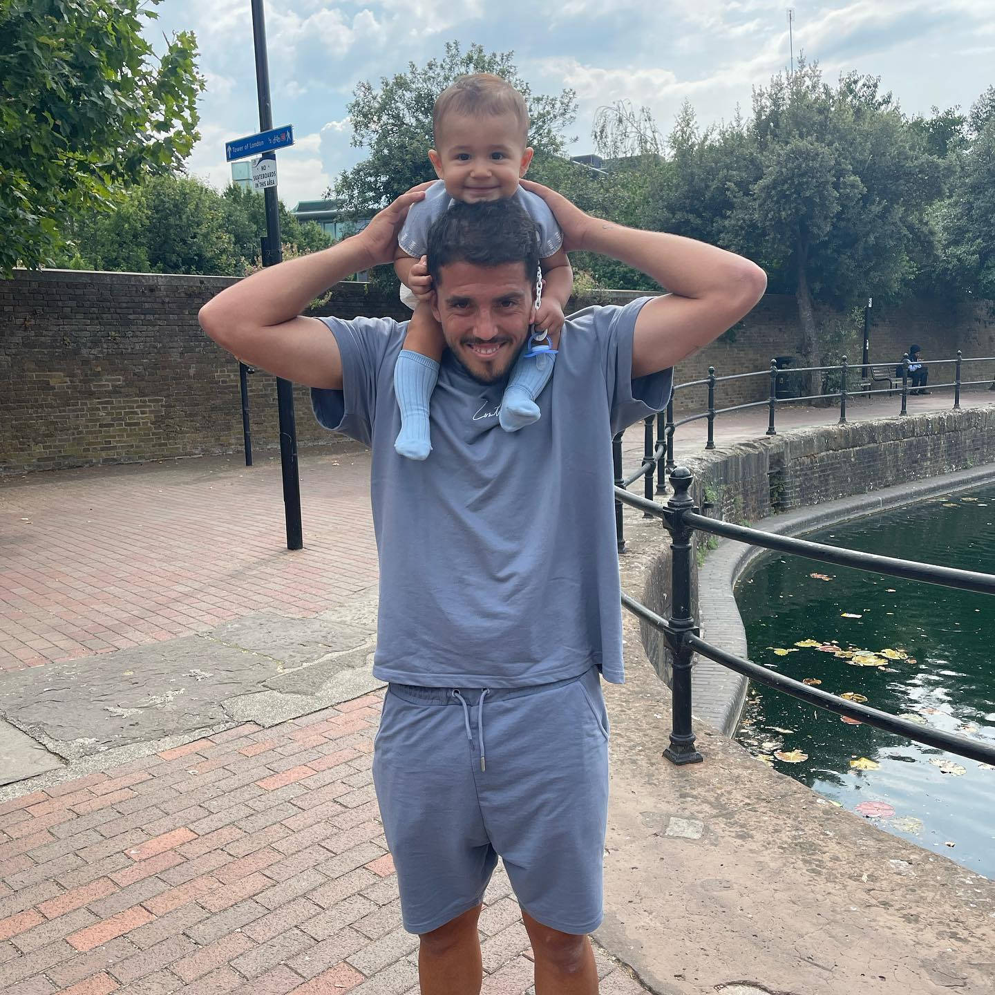 Pablo Fornals, toddler, brick canal path, HD Desktop Wallpaper