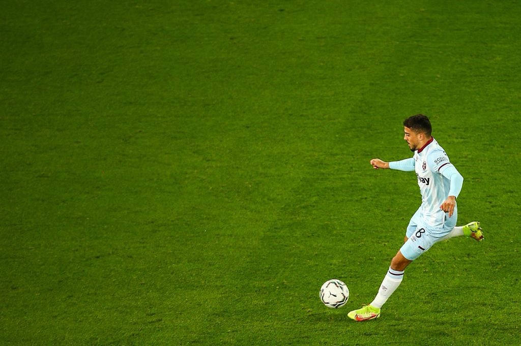 Pablo Fornals, light blue kit, black and white ball, SD Desktop Wallpaper
