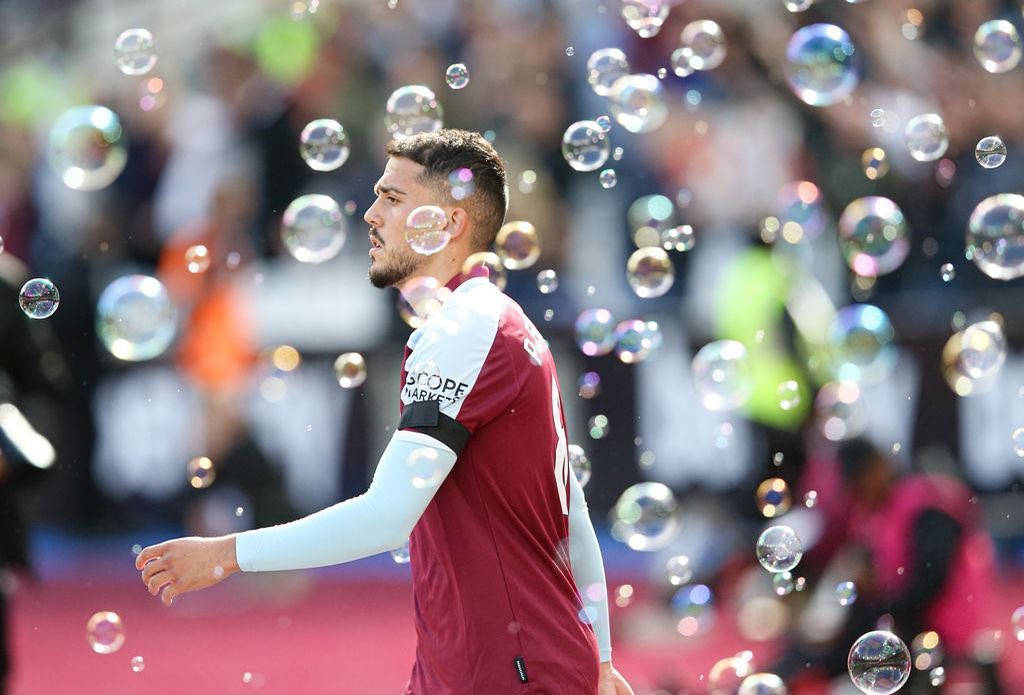 Pablo Fornals, maroon jersey, floating soap bubbles, SD Desktop Wallpaper
