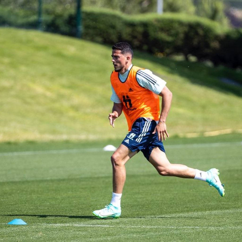 Pablo Fornals, orange training vest, vibrant green field, SD Desktop Wallpaper
