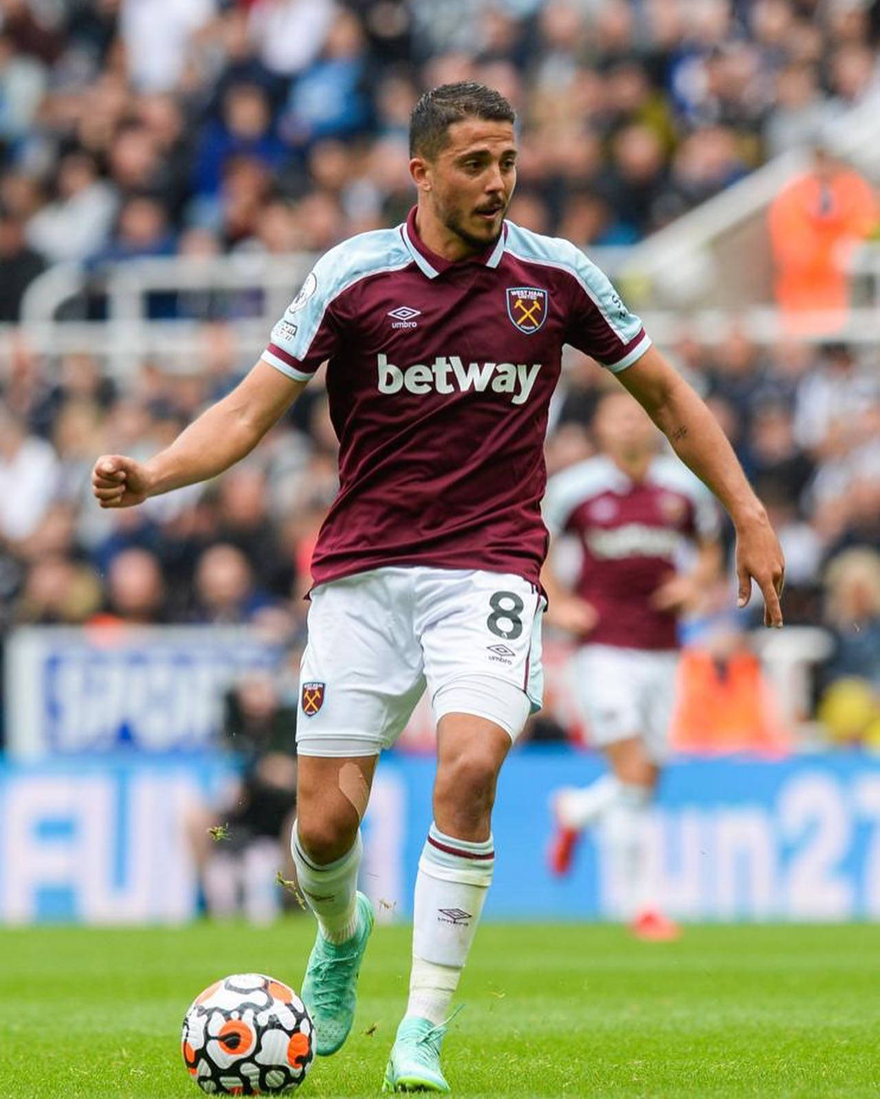 Pablo Fornals, neon green, maroon and white kit, HD Phone Wallpaper
