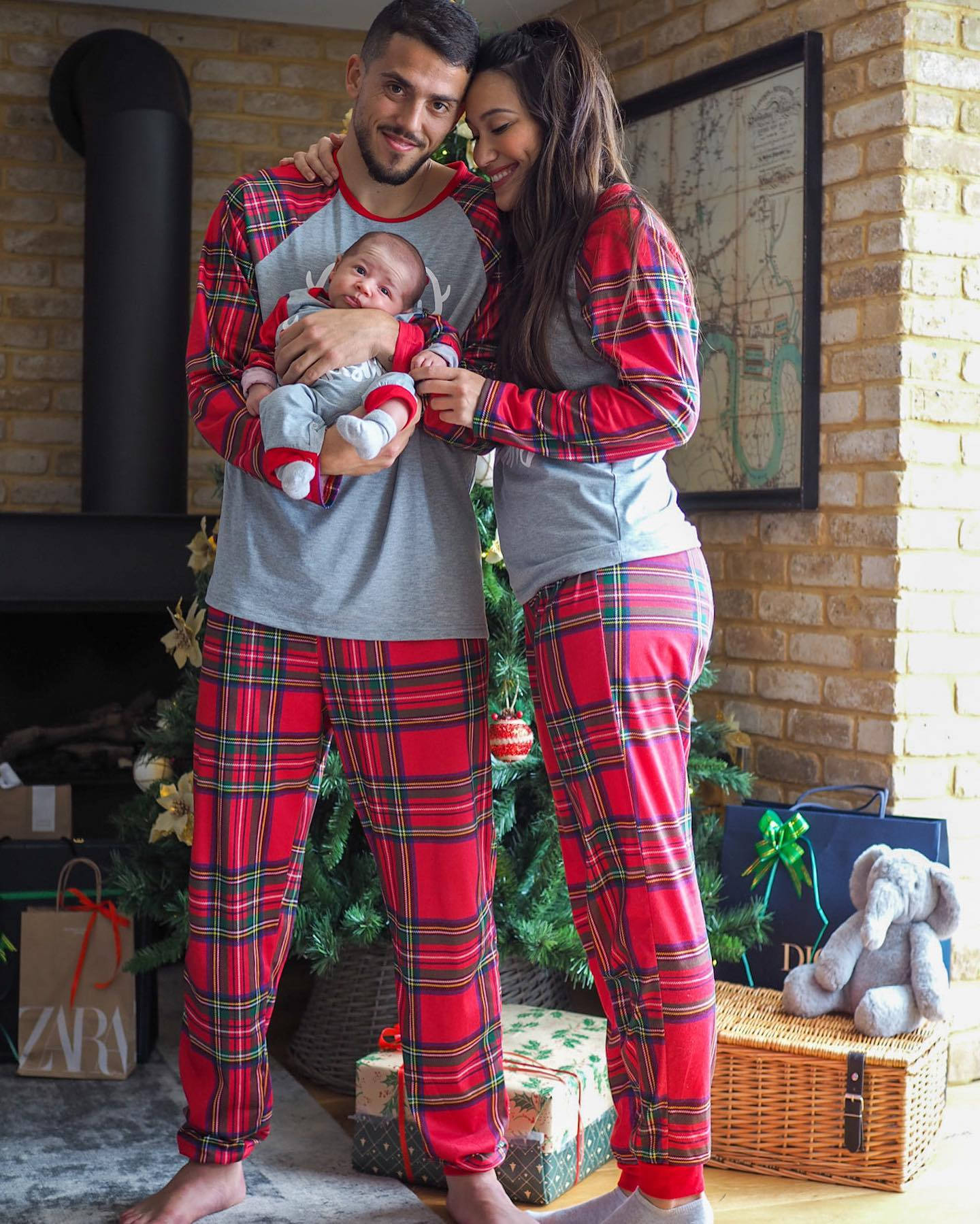 Pablo Fornals, red plaid pajamas, Christmas tree, HD Phone Wallpaper