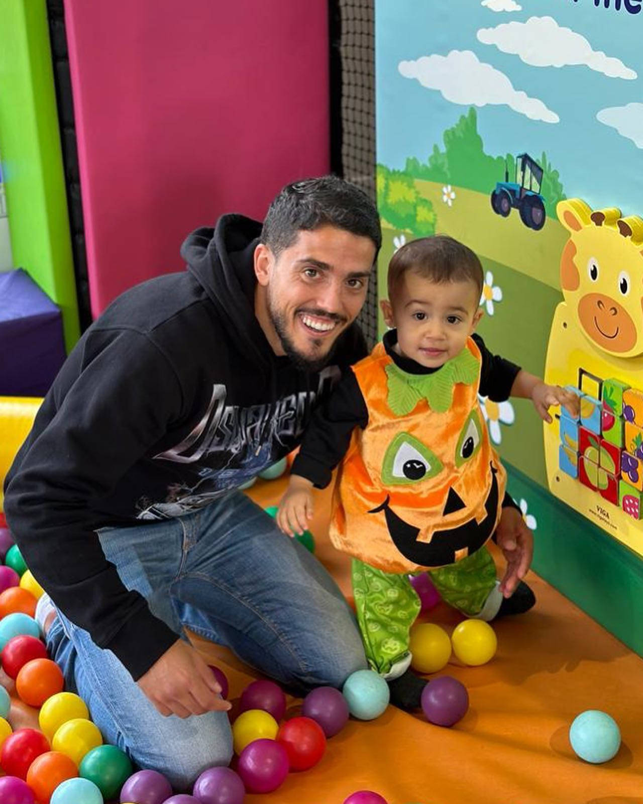 Pablo Fornals, toddler, pumpkin costume, HD Phone Wallpaper