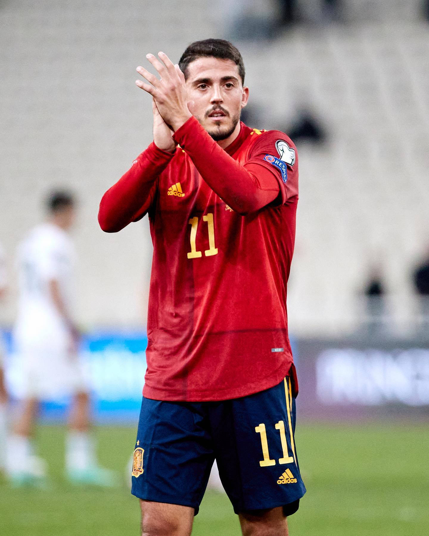 Pablo Fornals, red jersey, number 11, HD Phone Wallpaper