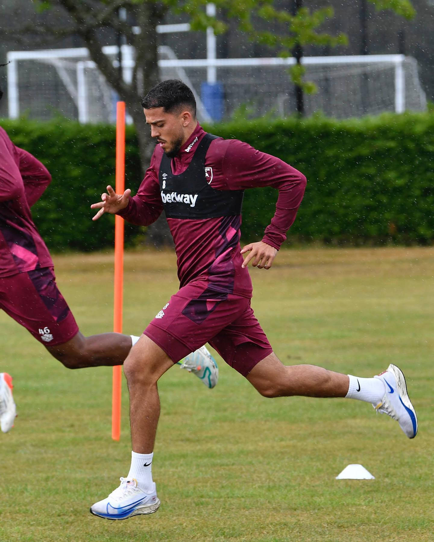 Pablo Fornals, maroon training gear, grassy field, HD Phone Wallpaper