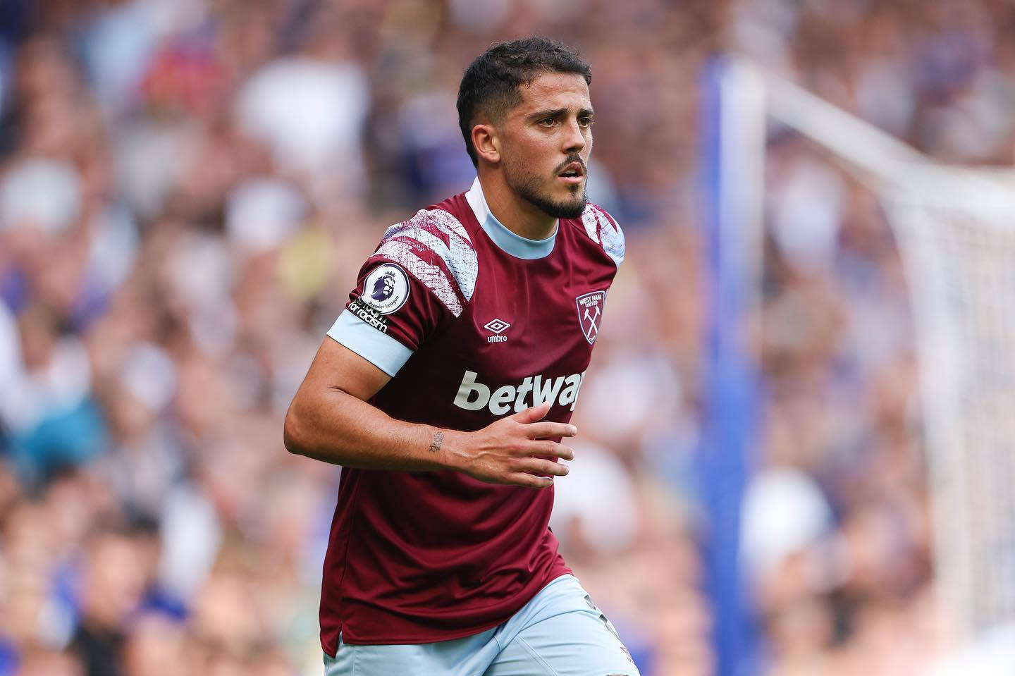 Pablo Fornals, maroon jersey, sunlit pitch, HD Desktop Wallpaper