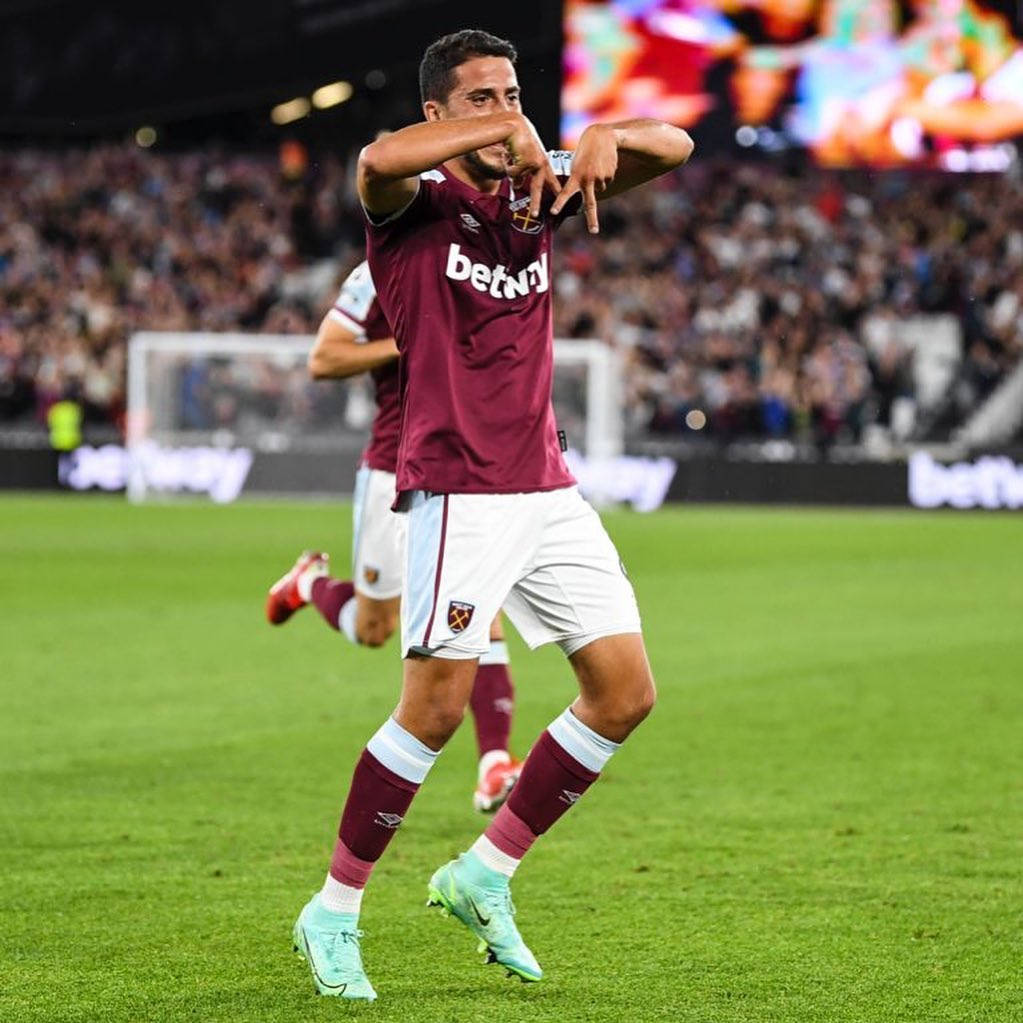Pablo Fornals, maroon jersey, vibrant green pitch, SD Desktop Wallpaper
