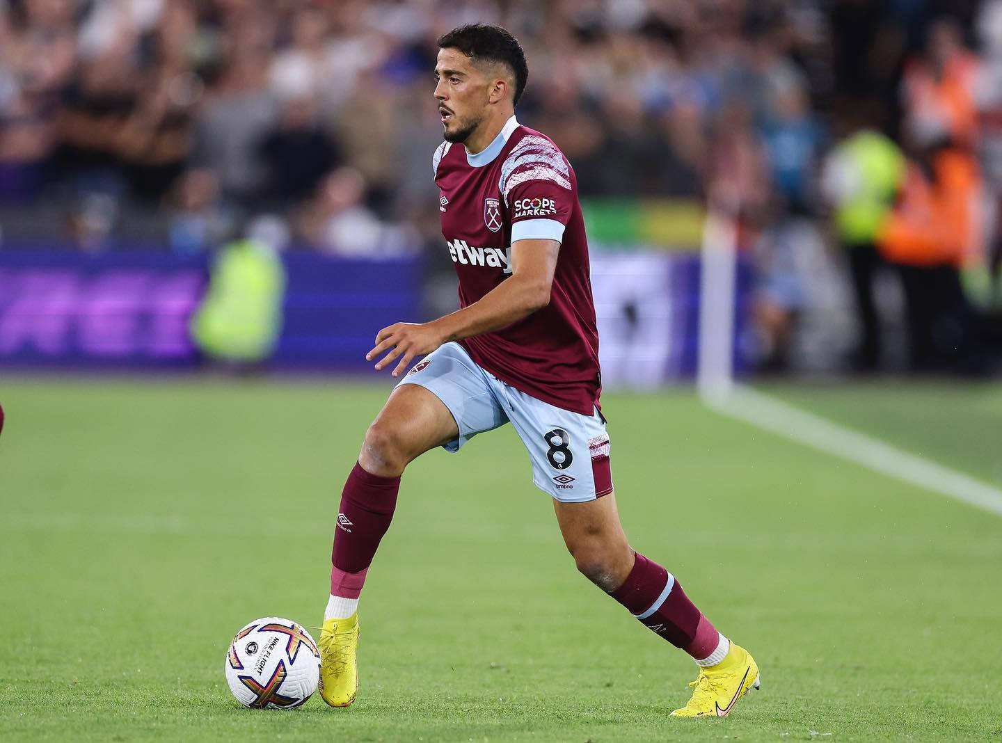 Pablo Fornals, maroon jersey, white ball, HD Desktop Wallpaper