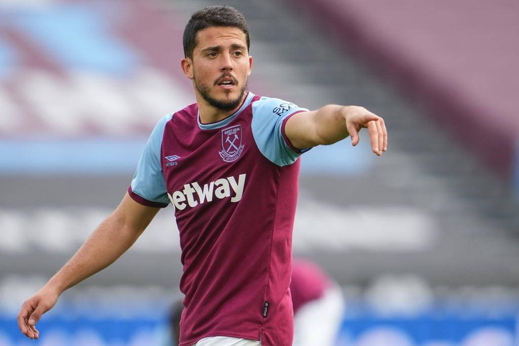 Pablo Fornals, maroon and light blue jersey, stadium field, SD Desktop Wallpaper