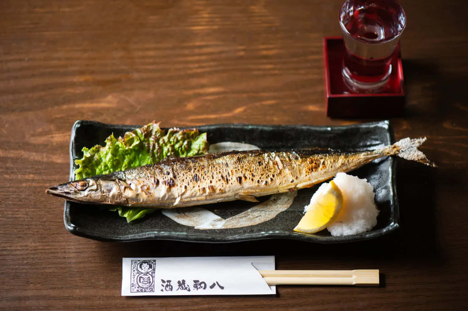 Pacific Saury, grilled whole mackerel, black plate, HD Desktop Wallpaper