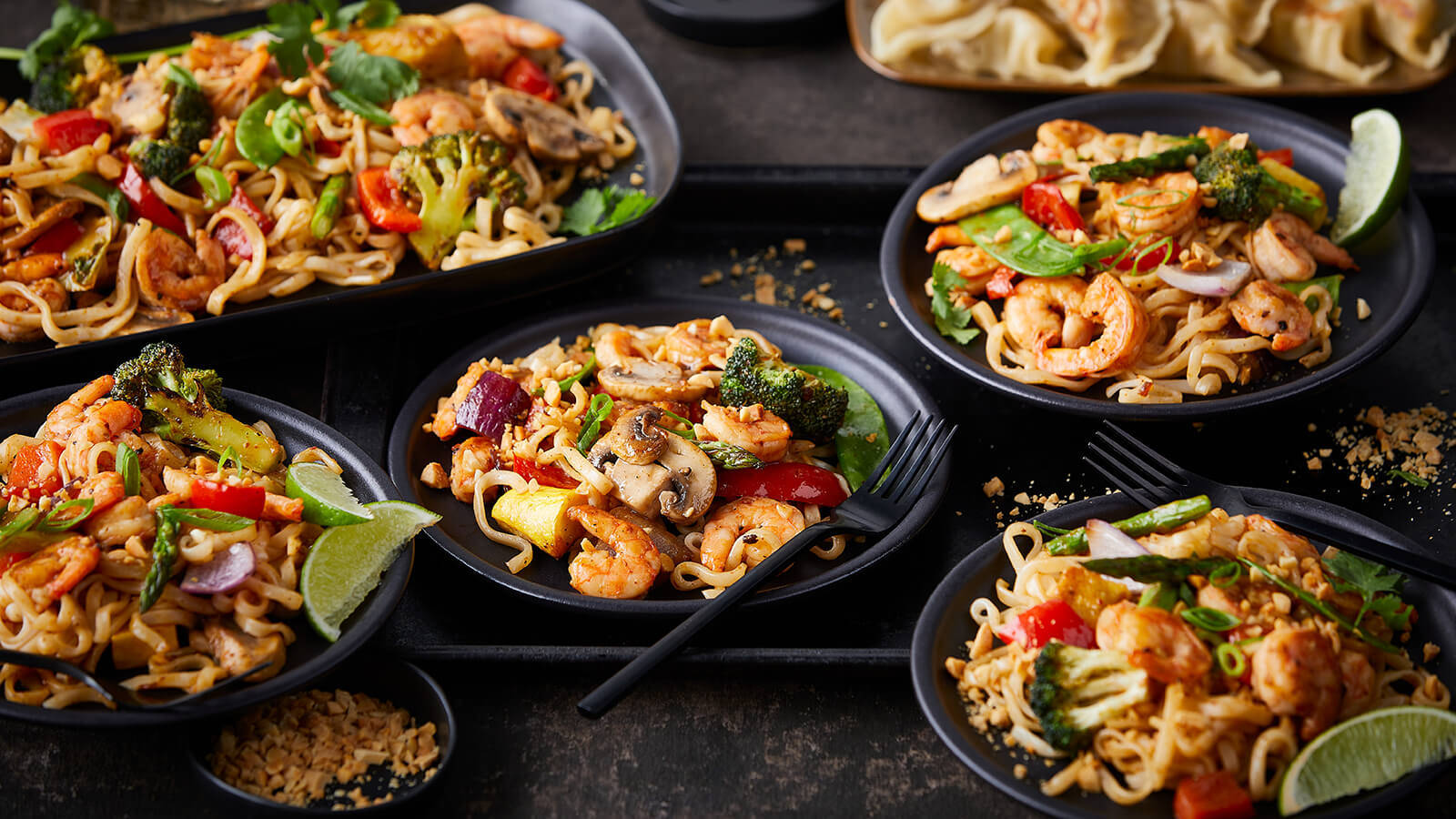 Pad Thai, black bowls, lime wedges, HD Desktop Wallpaper